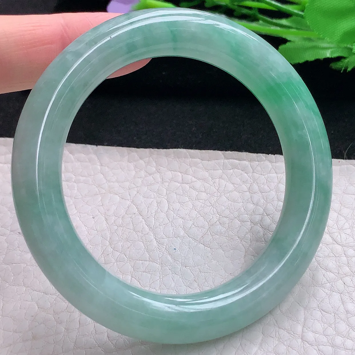 z自然光55**10.8美人镯 缅甸翡翠A货水灵飘绿圆条玉手镯玉手环