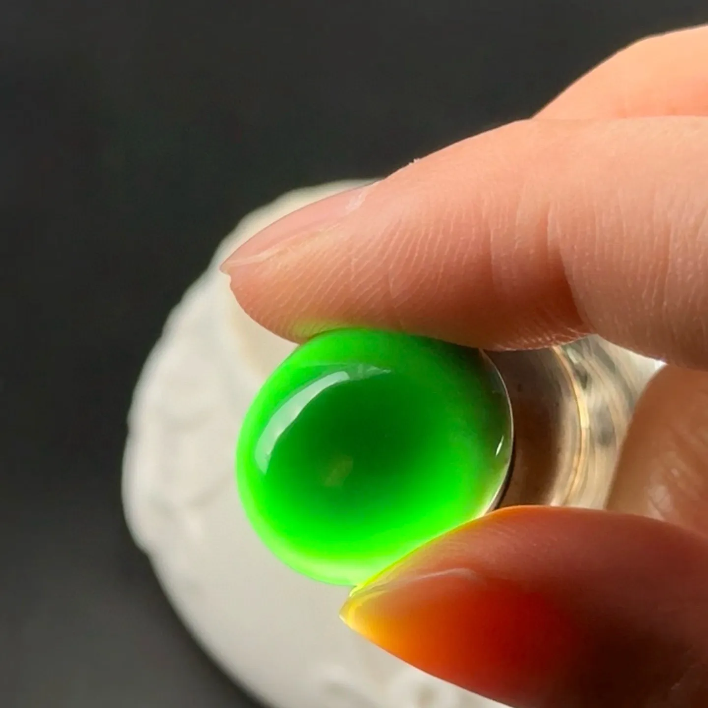 精品墨翠蛋面裸石 种好色正 黑度极好 打灯通透油性十足  尺寸18.2