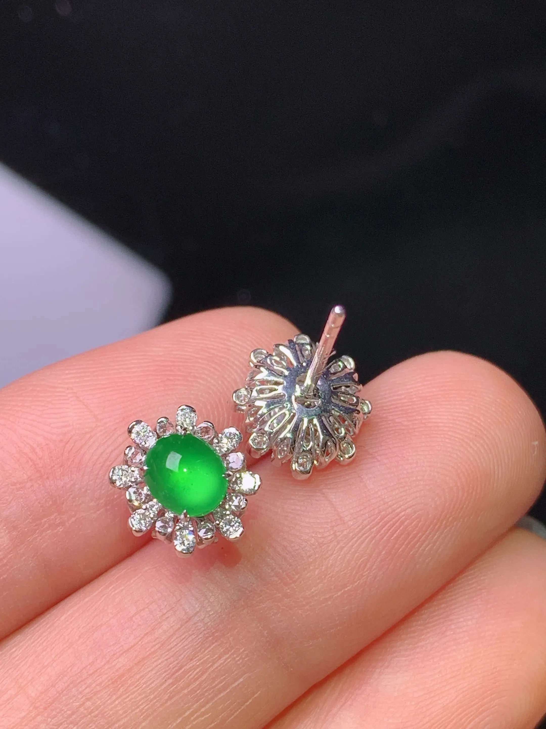 18k金钻镶嵌满绿耳钉 玉质细腻 色泽清新艳丽 整体尺寸9.6*8.3*5.8