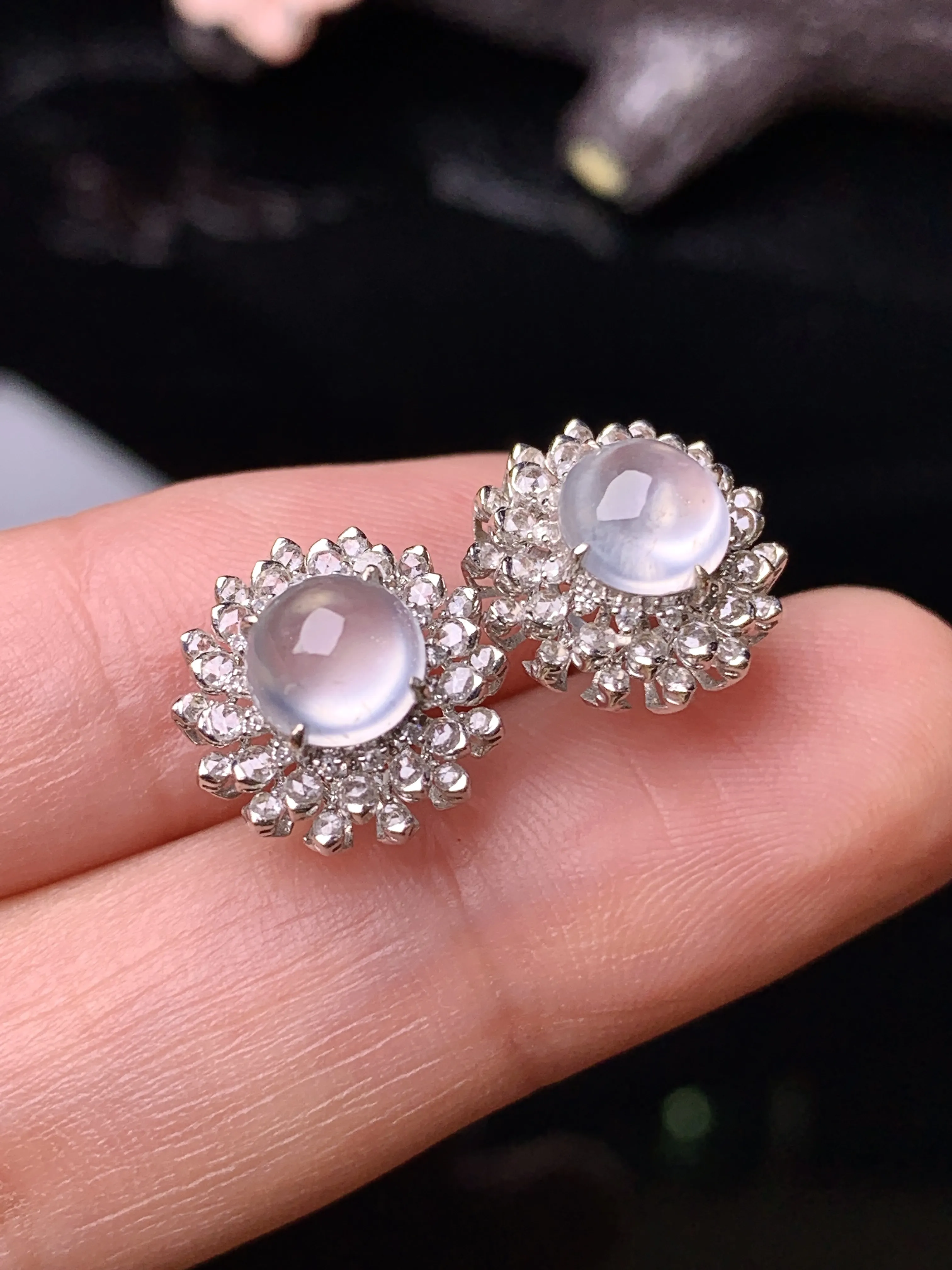 18k金钻镶嵌冰种蛋面耳钉 玉质细腻 色泽清新艳丽 整体尺寸12*7.8