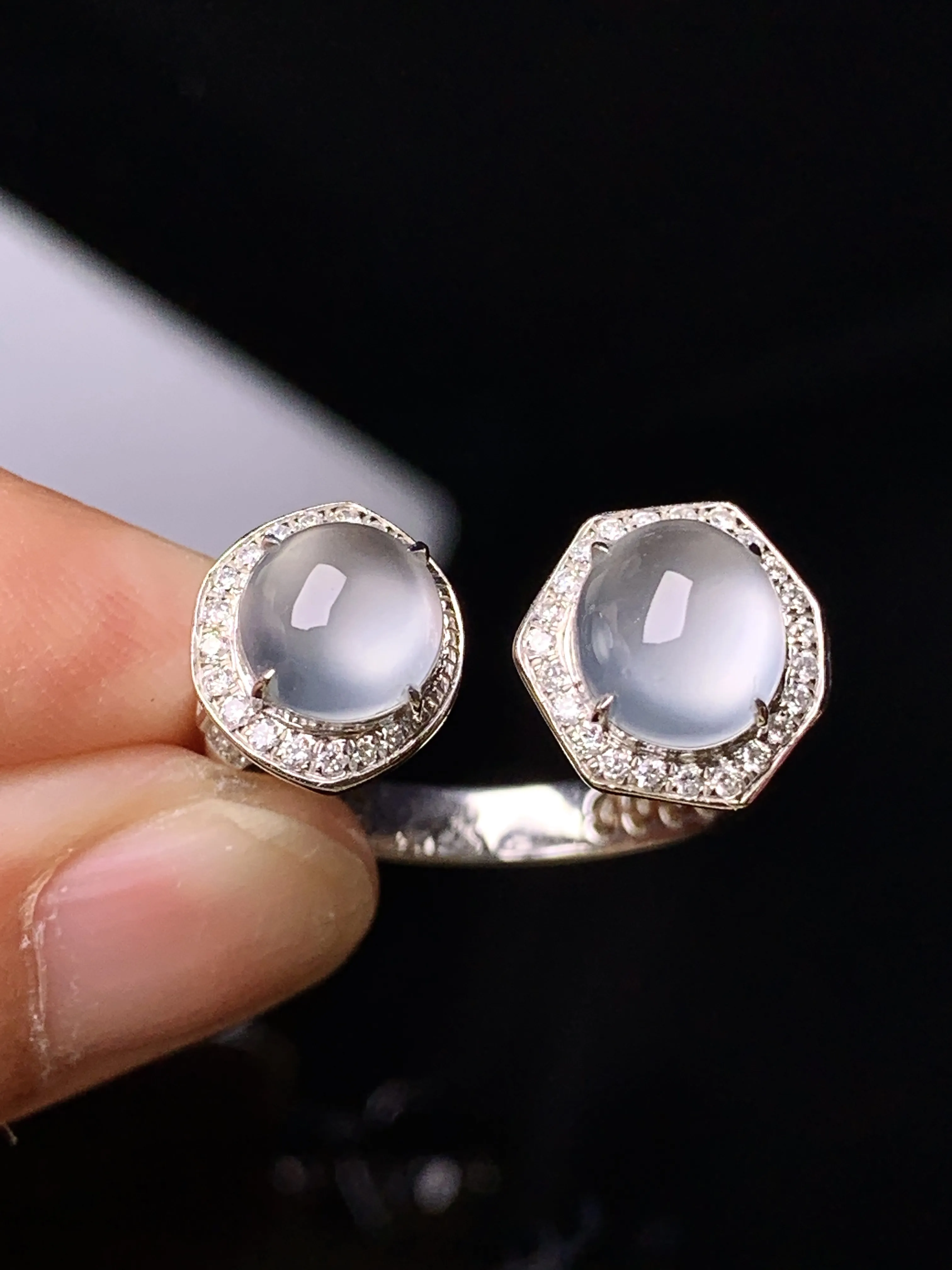 18k金钻镶嵌冰种蛋面戒指 玉质细腻 色泽清新艳丽 圈口14 裸石尺寸7.7*6.6*3.8