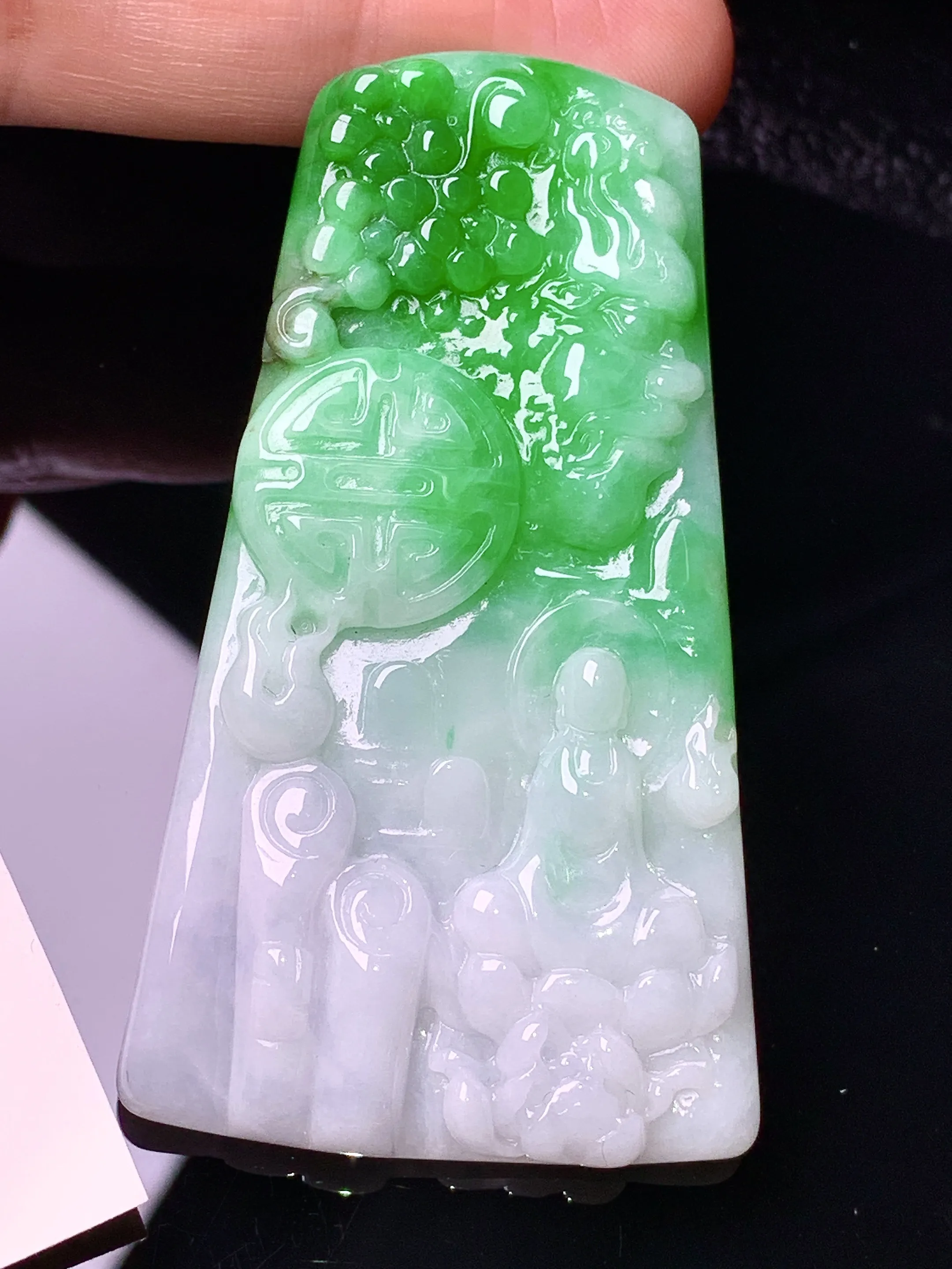 飘绿无相观音菩萨吊坠 玉质细腻 色泽清新艳丽 整体尺寸62*34.6*5.6