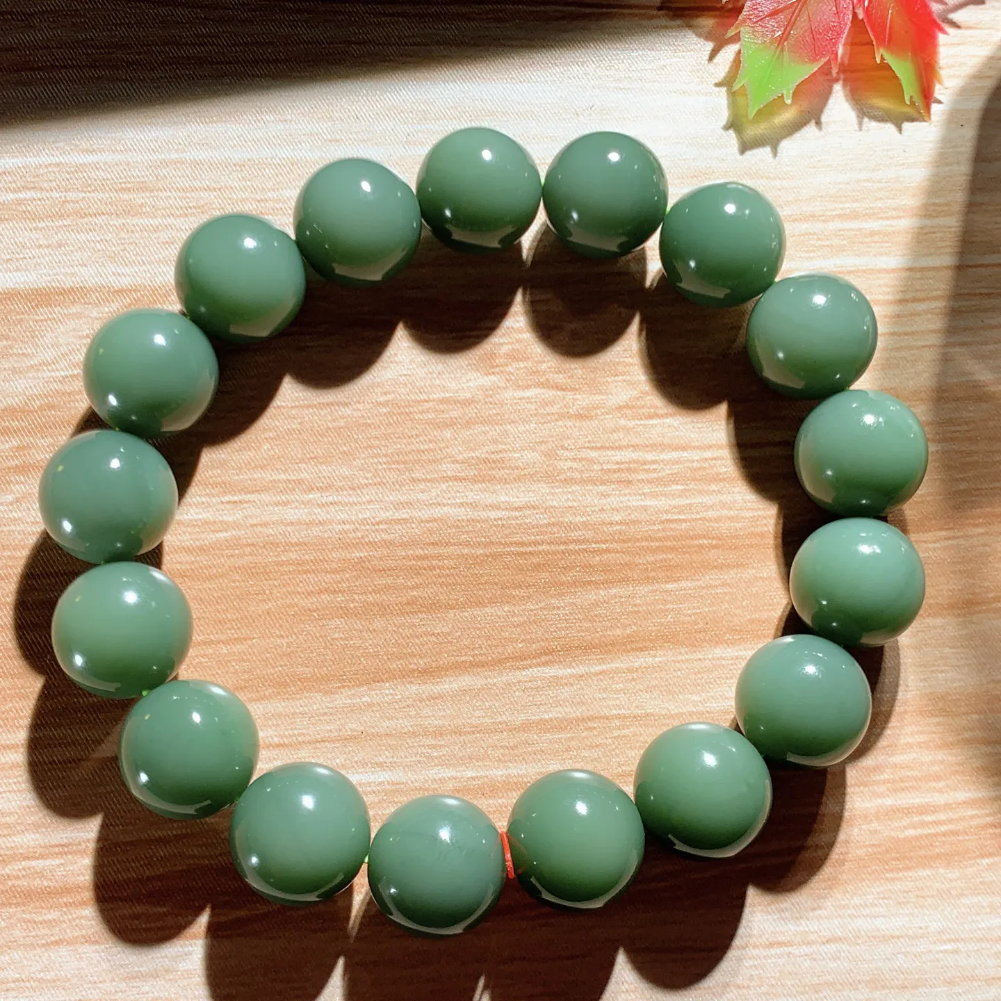和田玉鸭蛋青俄罗斯碧玉圆珠手串。单颗尺寸12重45.3克，玉质细腻油润 底色纯净 脂粉好，品质好！l