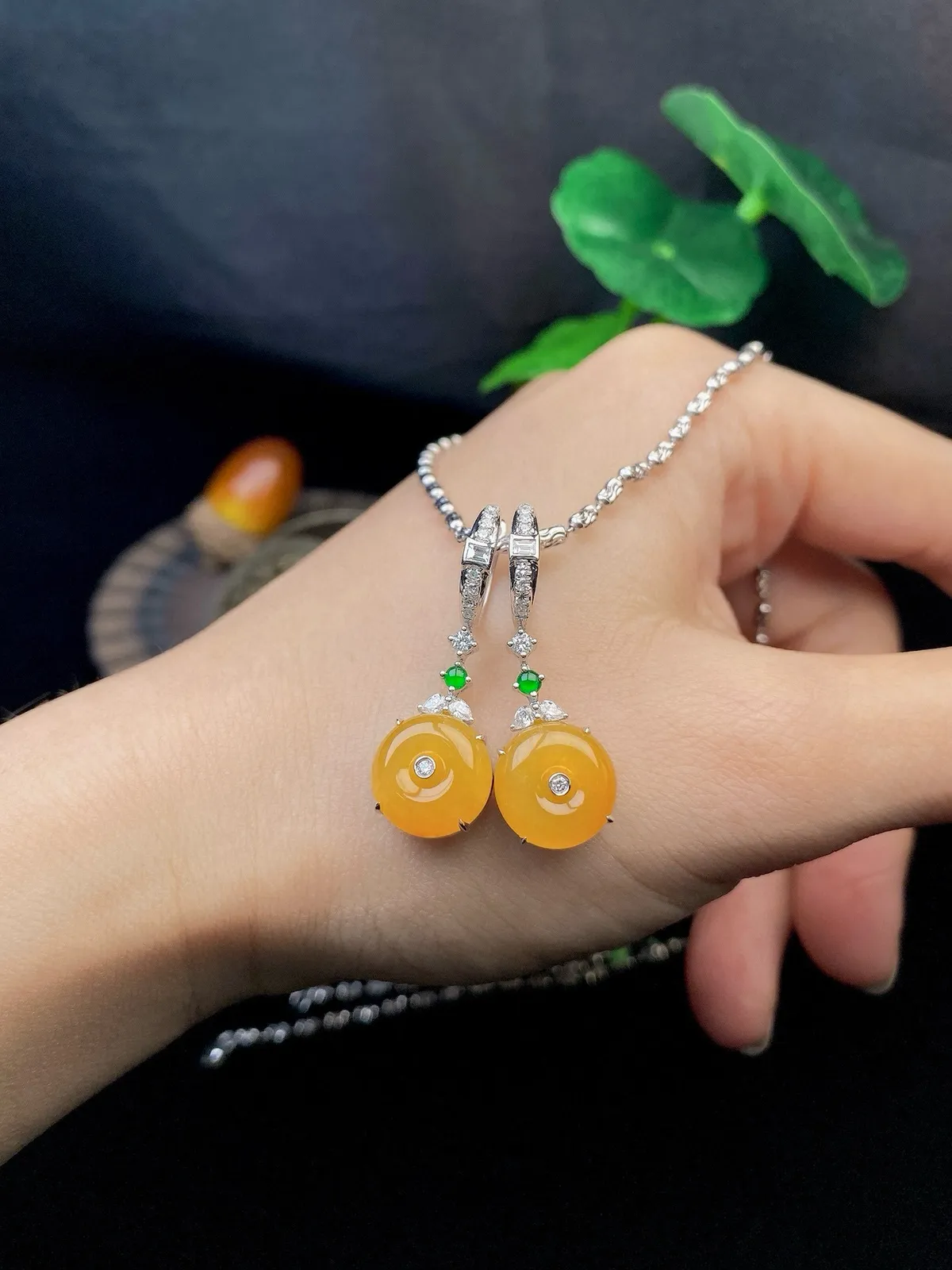 【冰种黄翡平安扣耳坠】质地细腻，种水上乘，纯净通透，收藏品质，18k金钻豪华镶嵌，裸石尺寸10.6*4.8毫米