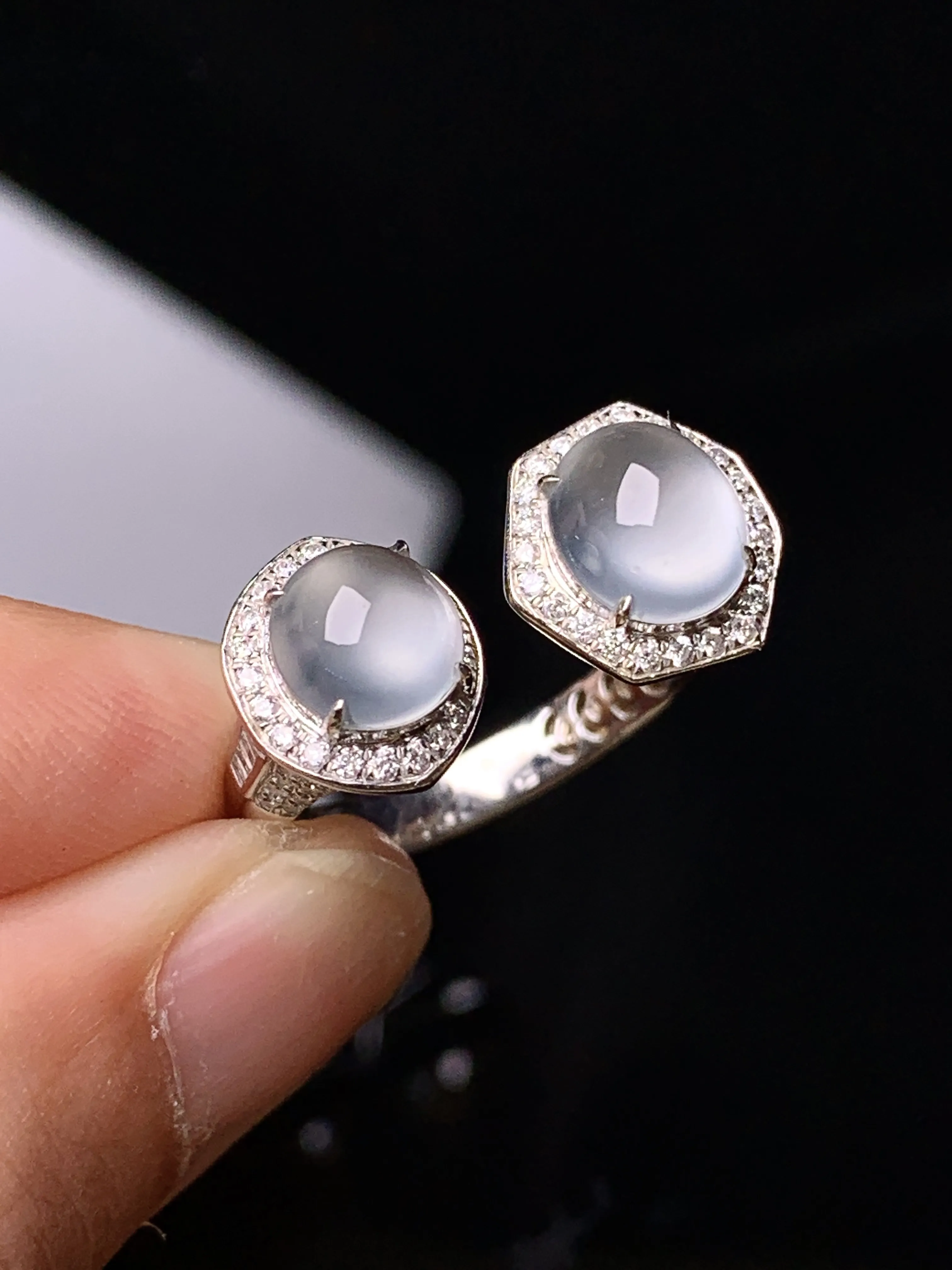 18k金钻镶嵌冰种蛋面戒指 玉质细腻 色泽清新艳丽 圈口14 裸石尺寸7.7*6.6*3.8