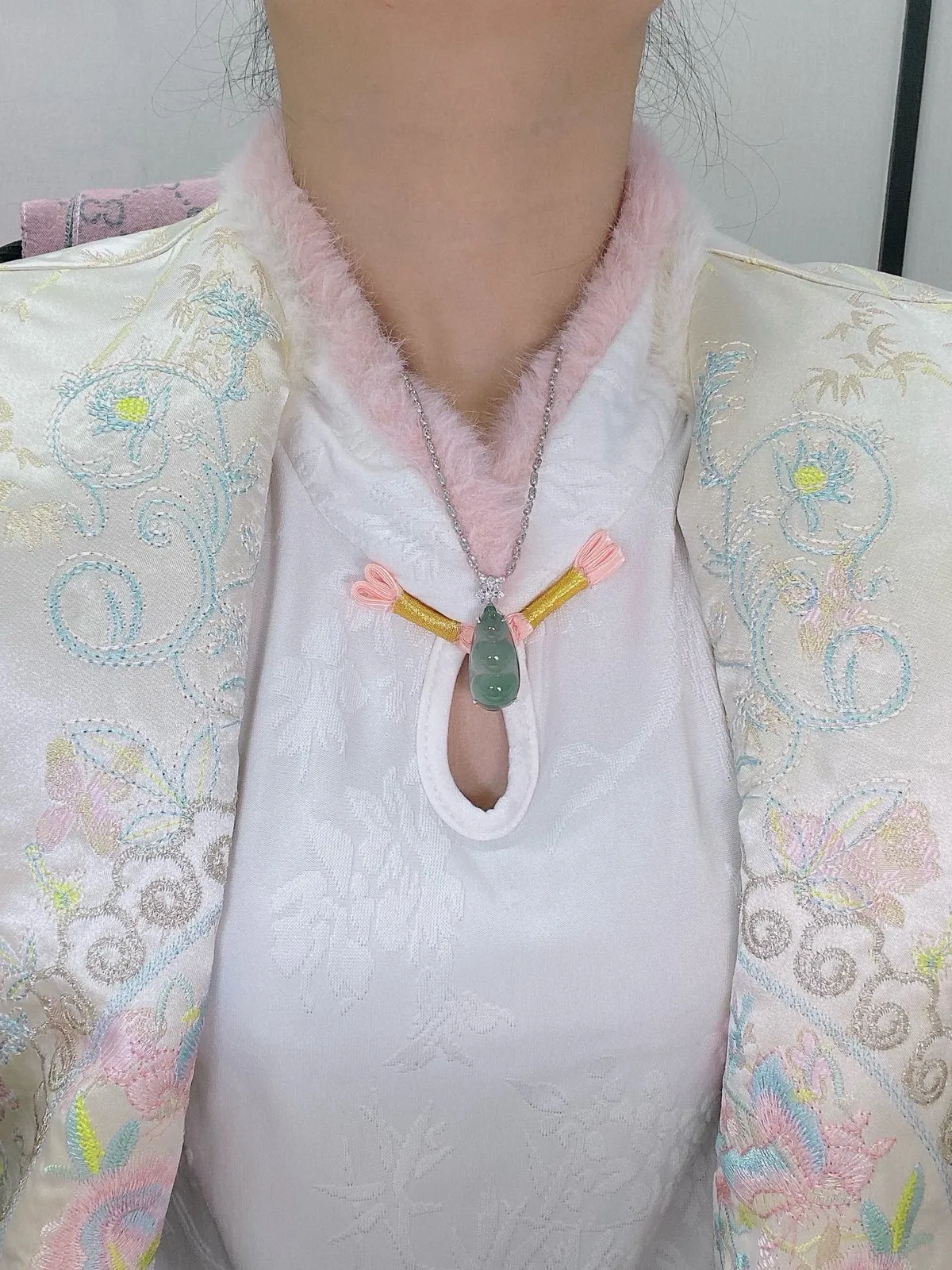 【冰种晴底福豆吊坠】种地上乘，冰感十足，通透起光，饱满圆润，收藏品质，18k金钻镶嵌，裸石尺寸25.8*11.2*3.5毫米