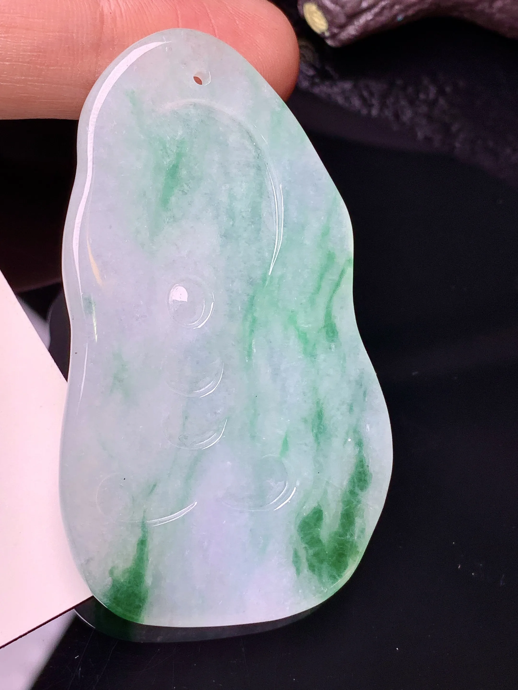 飘绿大日如来佛祖吊坠 玉质细腻 色泽清新艳丽 整体尺寸57*33*5.2