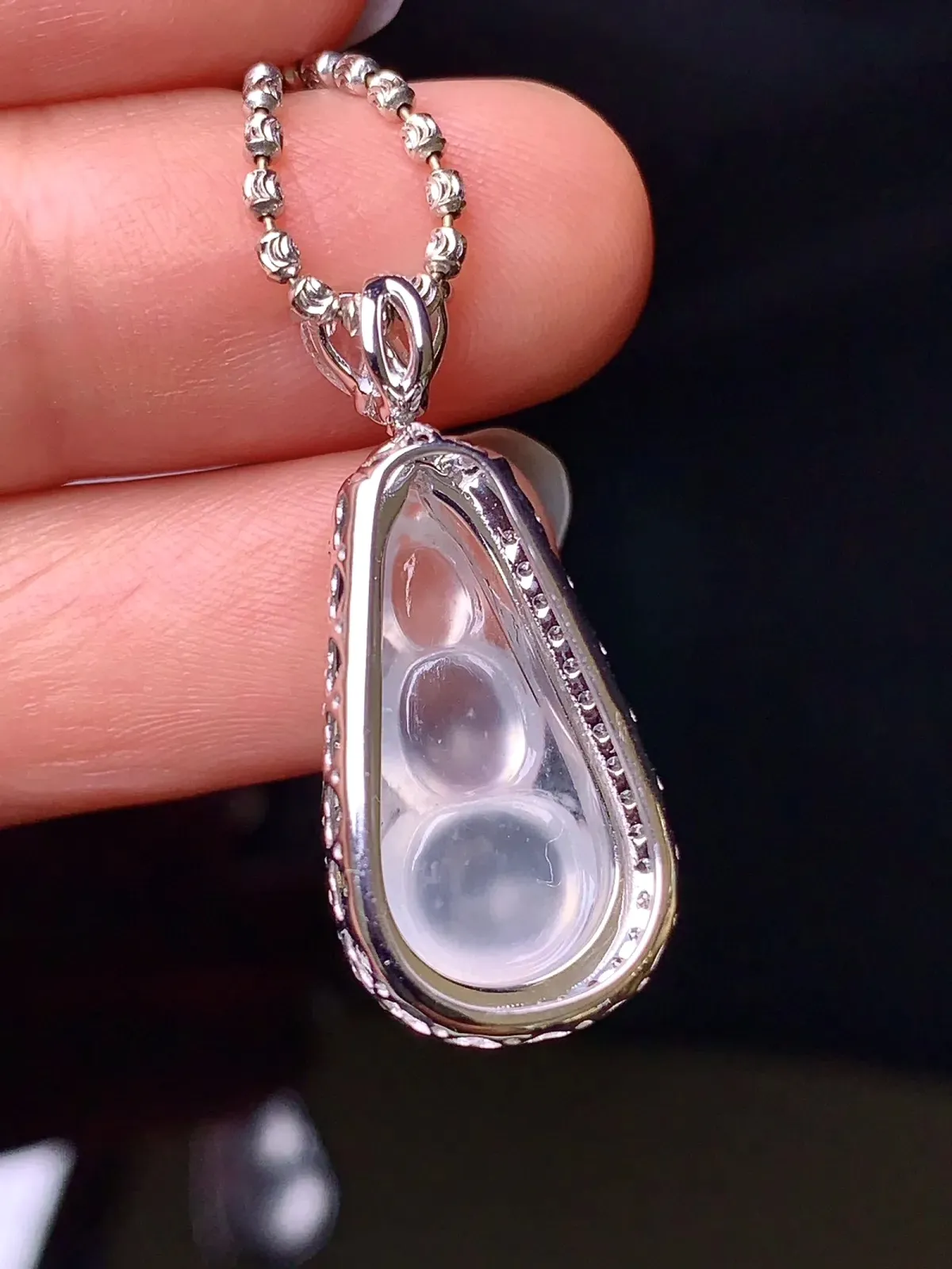 18 K金钻镶嵌高冰种四季豆吊坠 冰透起光 饱满 尺寸28*12.1*10