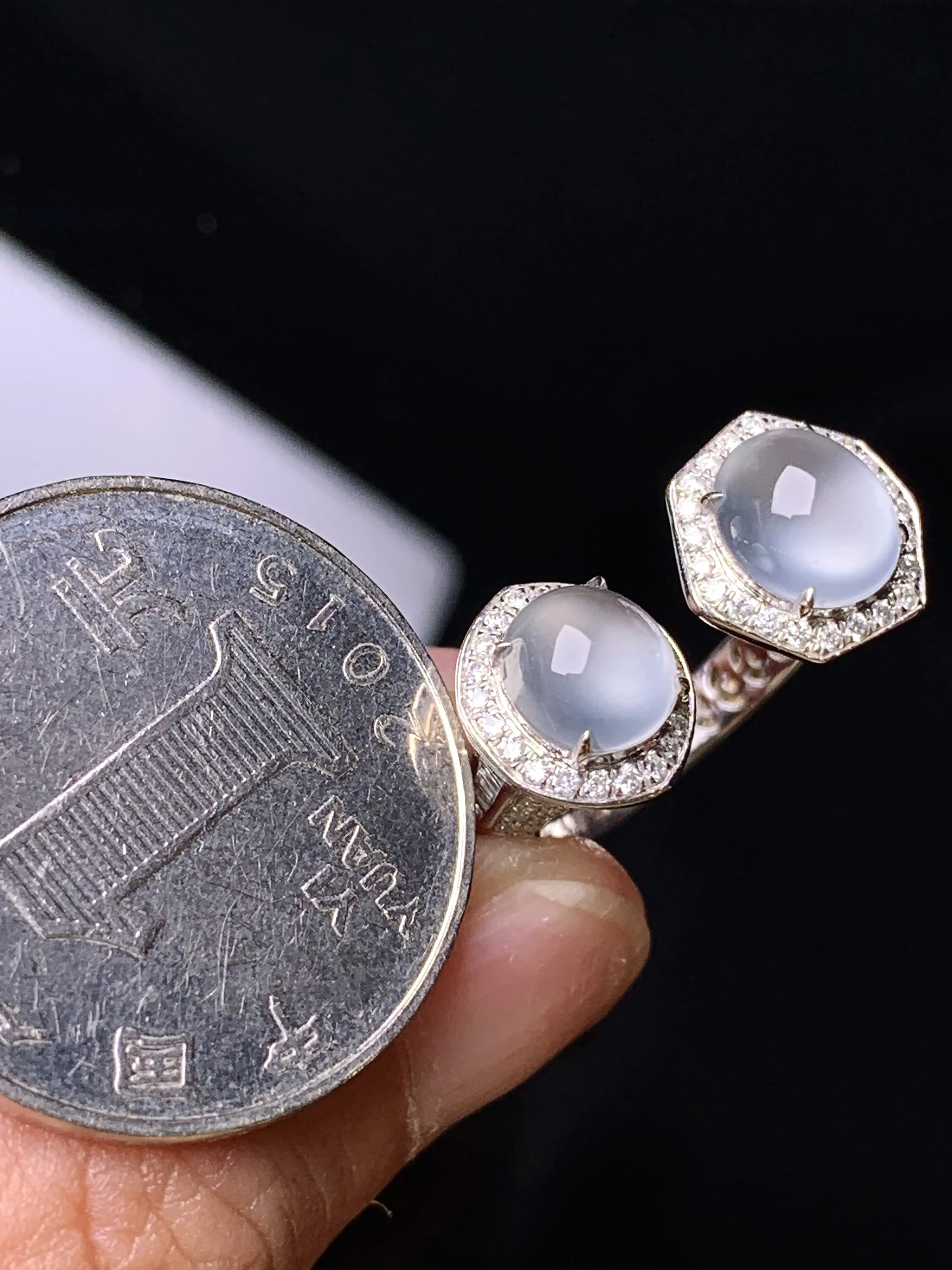 18k金钻镶嵌冰种蛋面戒指 玉质细腻 色泽清新艳丽 圈口14 裸石尺寸7.7*6.6*3.8