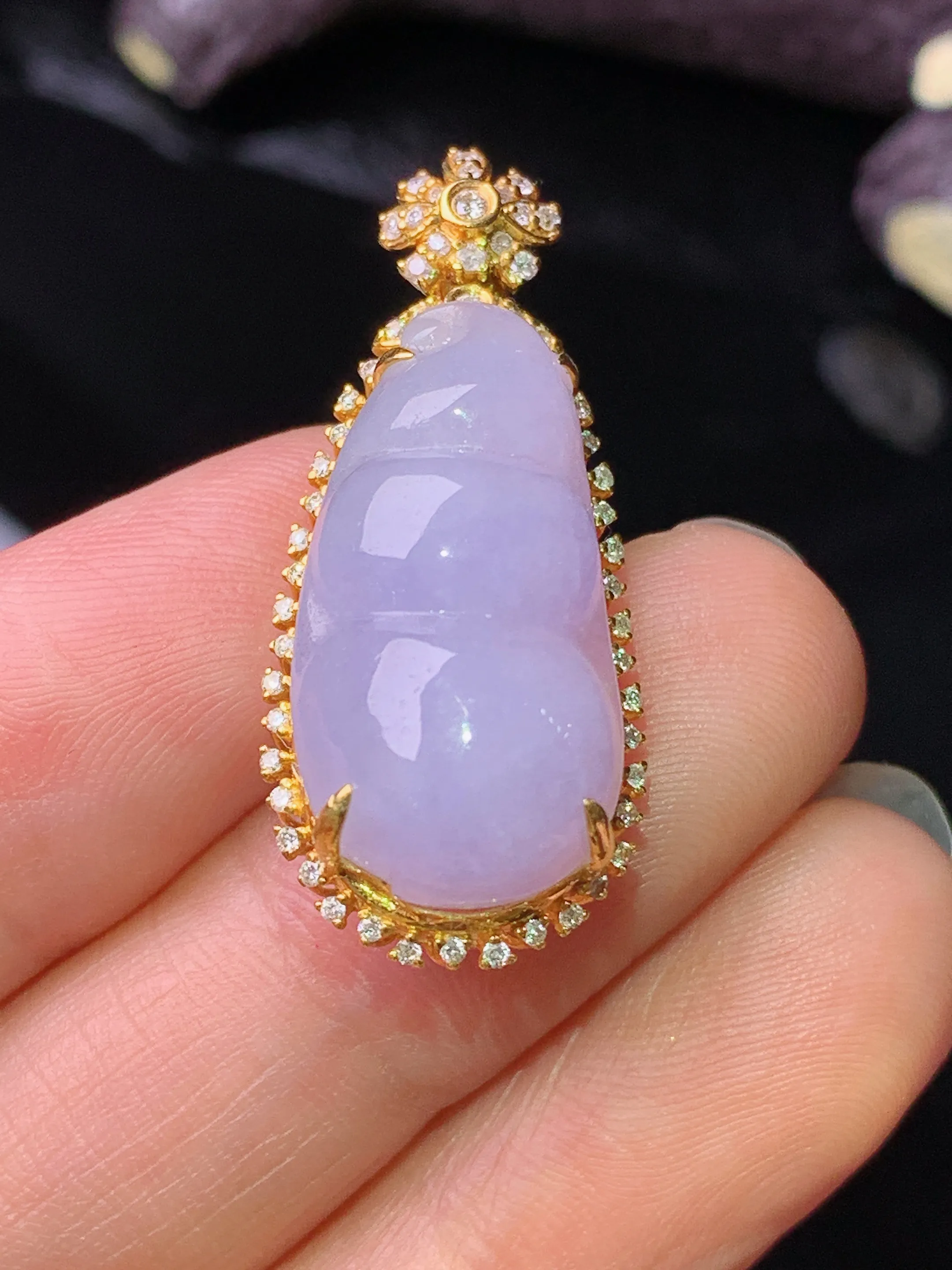 18k金钻镶嵌淡紫罗兰四季豆吊坠 玉质细腻 色泽清新艳丽 整体尺寸32.2*13.7*9.8