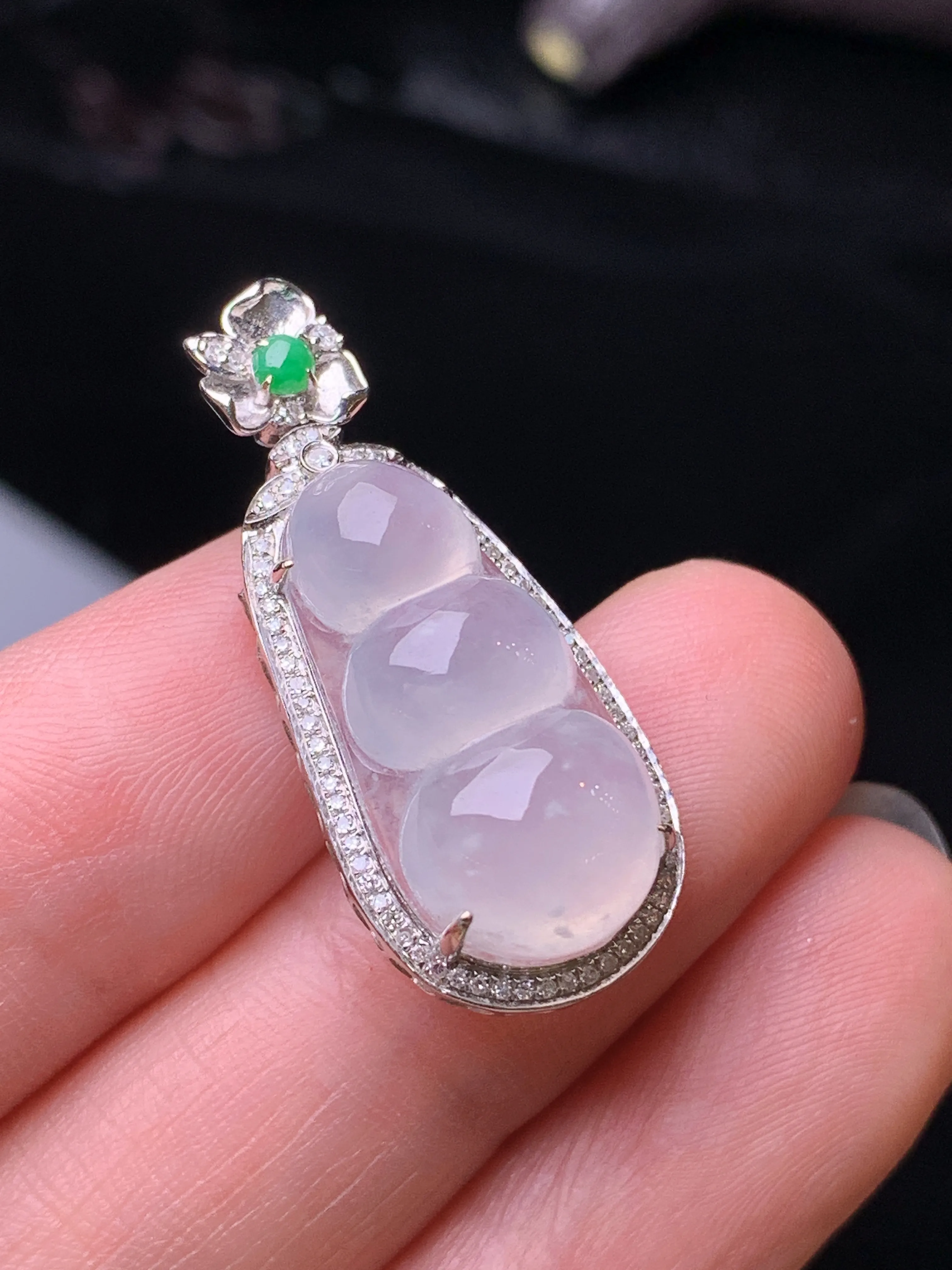 18k金钻镶嵌冰种四季豆吊坠 玉质细腻 色泽清新艳丽 整体尺寸30.6*13*8.6