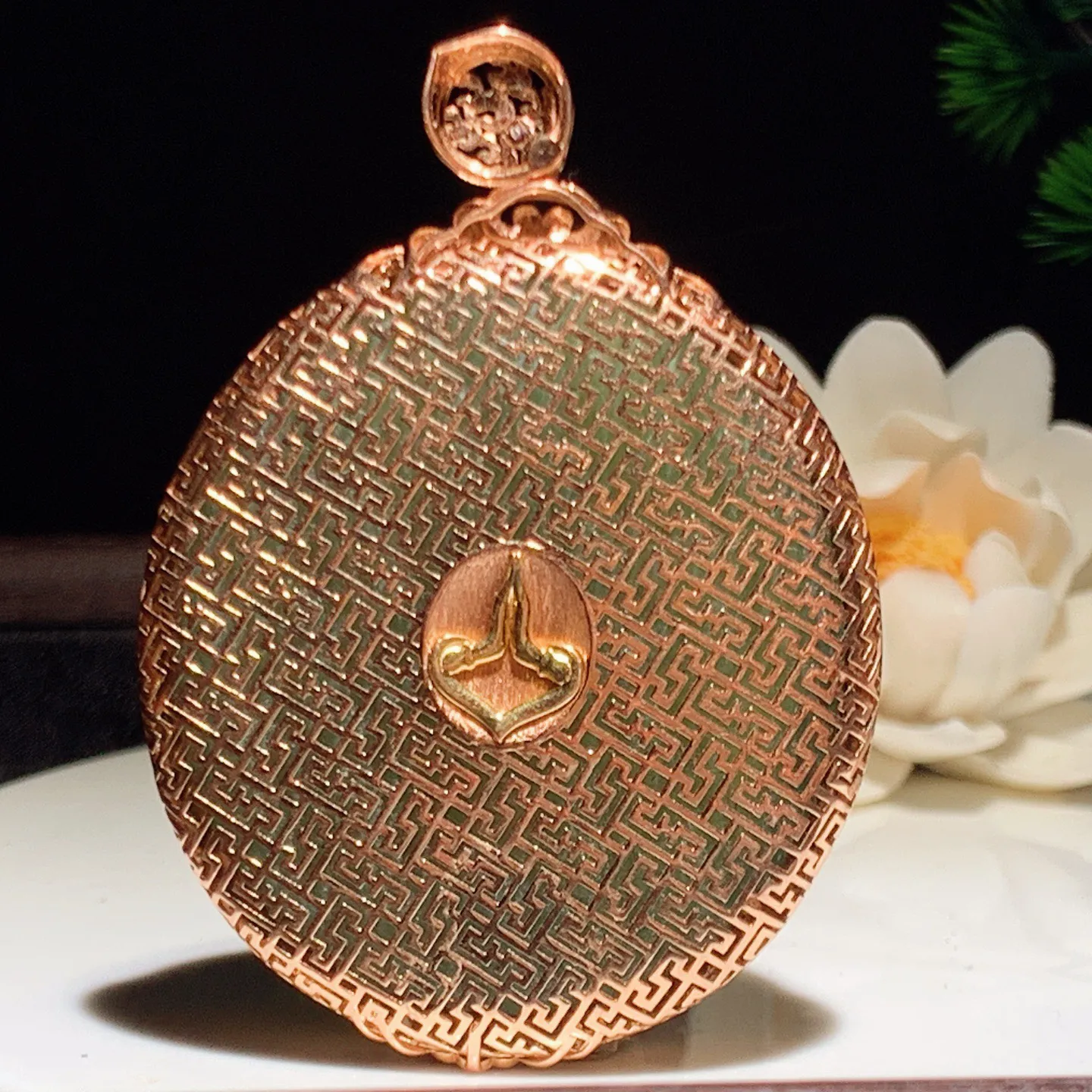 收藏级！和田玉粉绿猫眼俄罗斯碧玉18k金坐莲观音挂件。尺寸51/47/15重68克，玉质细腻油润 底色纯净 脂粉好，品质好！lt251223