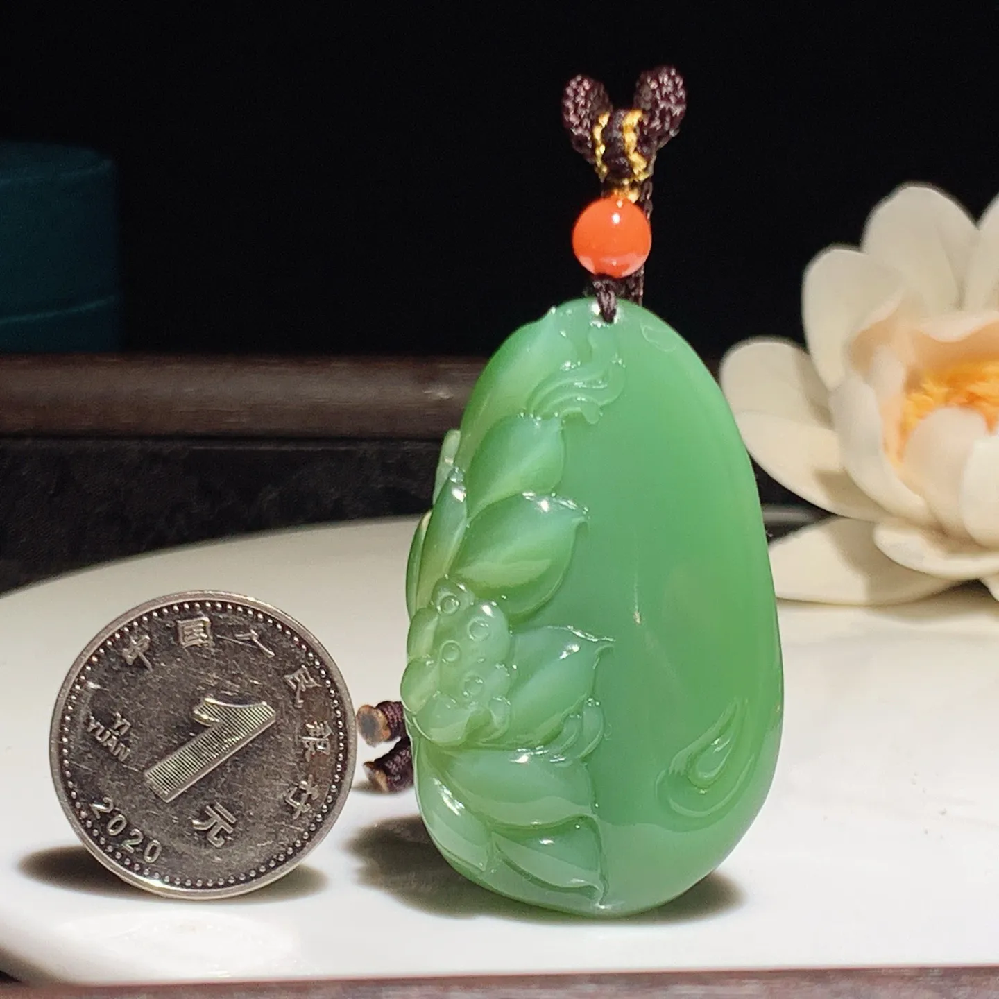 和田玉阳绿猫眼俄罗斯碧玉花开富贵挂件 尺寸45/28/11重22.8克，玉质细腻油润 底色纯净 脂粉好，品质好！lt251223