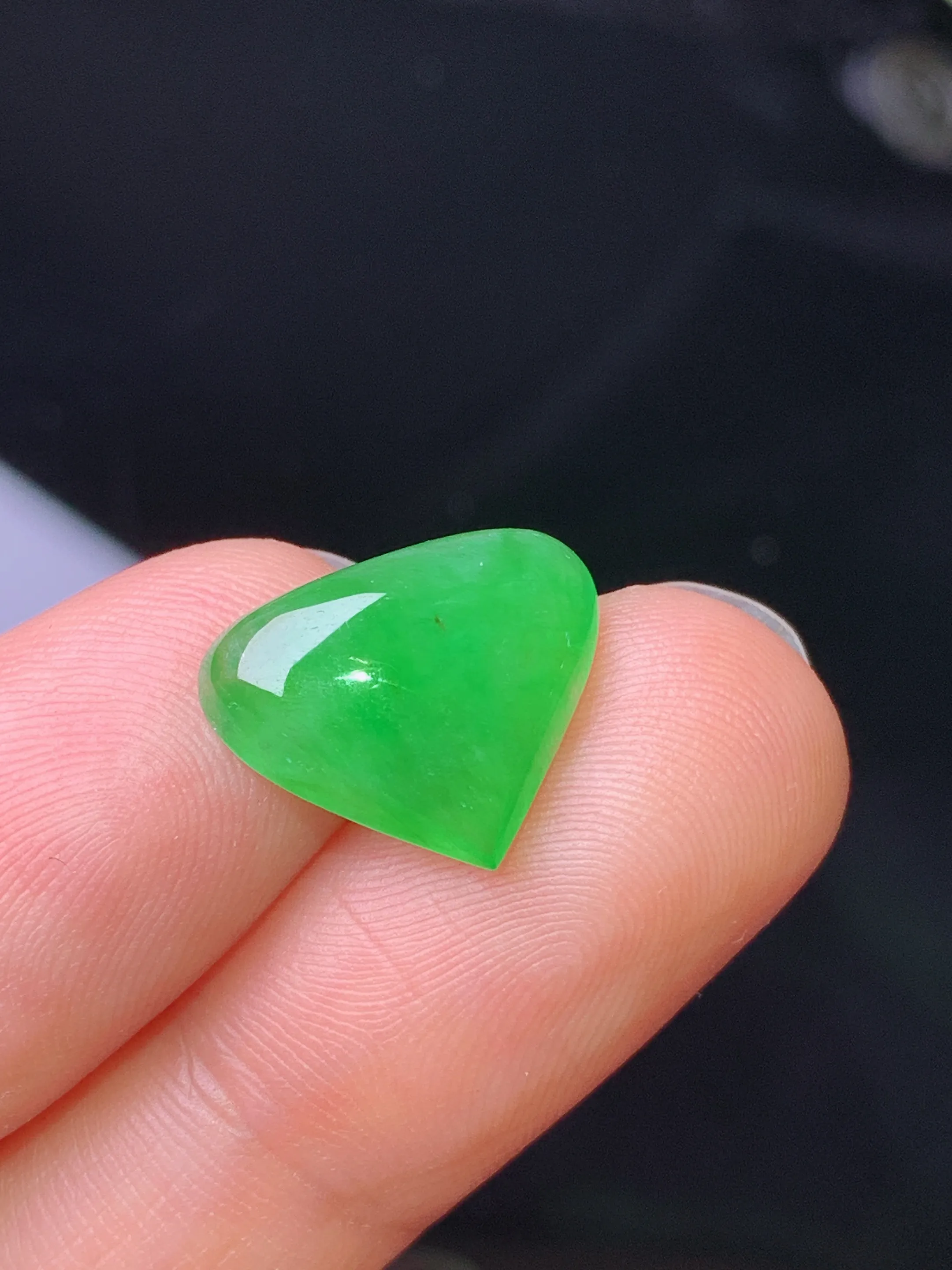 镶嵌款 满绿心形 玉质细腻 色泽清新艳丽 整体尺寸11.5*14*3.2