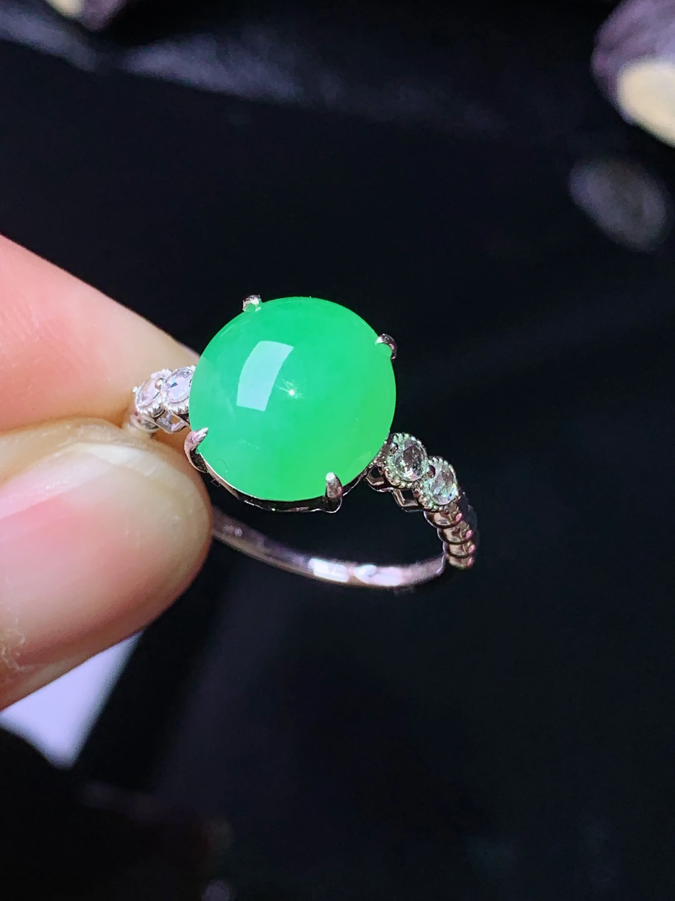 18k金钻镶嵌翠绿蛋面戒指 玉质细腻 色泽清新艳丽 圈口13 裸石尺寸10.6*9.7*4.8