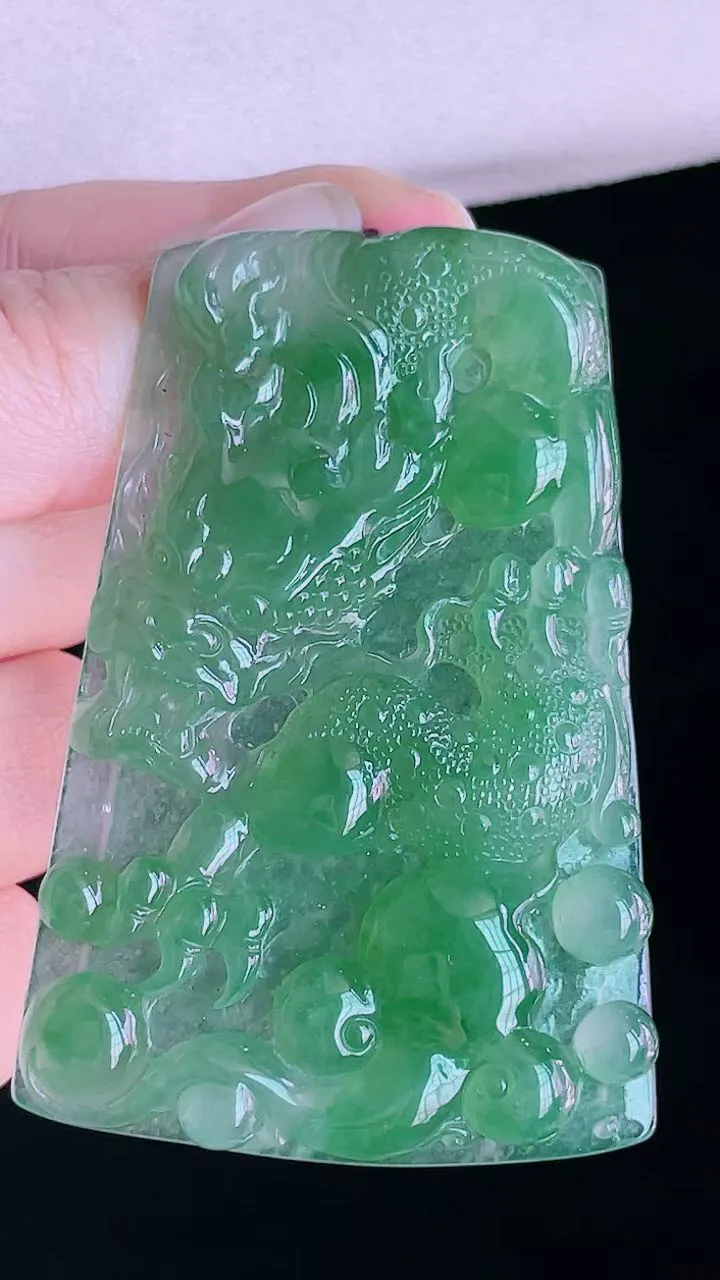 【翡翠名称】老坑种冰晴绿大龙牌翡翠挂件
【翡翠尺寸】60.8/40.6/5.5mm
【翡翠描述】宝贝