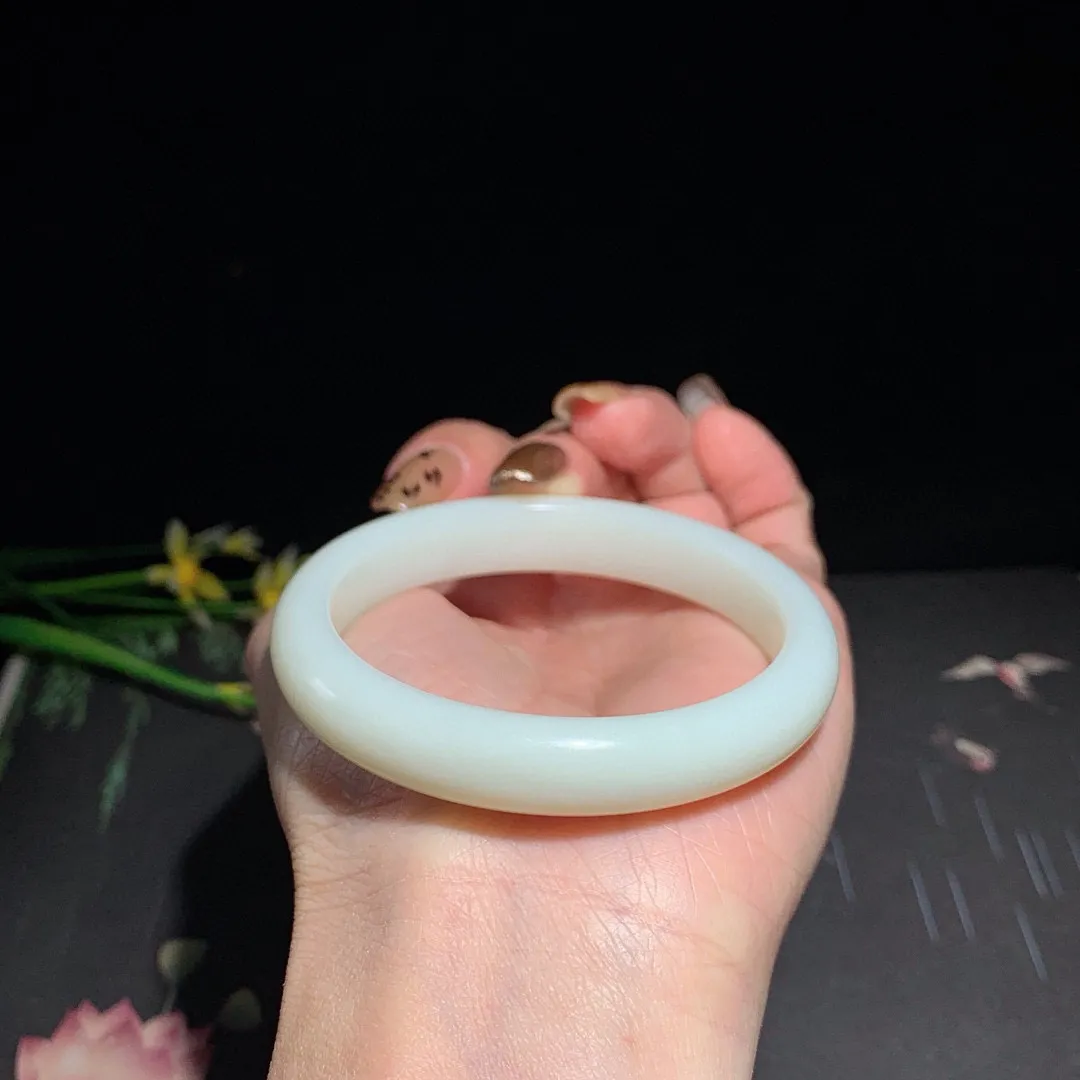 和田玉54圈口青白玉手镯！玉质细腻油润 底色纯净 无裂无杂 脂粉好，品质好！