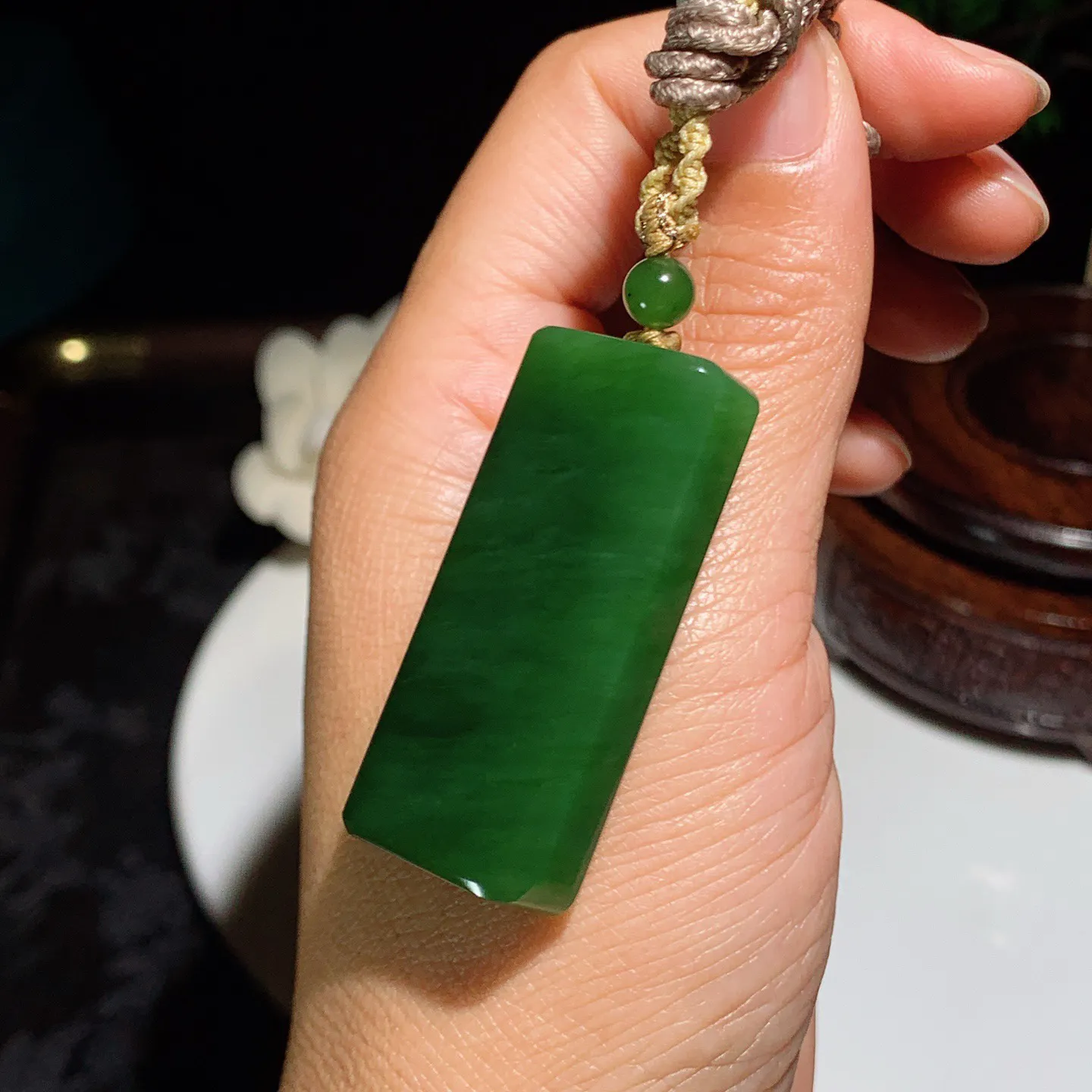 和田玉阳绿俄罗斯碧玉平安无事牌挂件 尺寸46/21/10重30.6克，玉质细腻油润 底色纯净 脂粉好