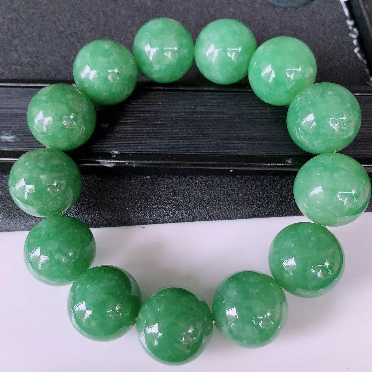 自然光实拍，大颗冰润满绿翡翠手串，圆珠手链，种老水足，冰清玉润  颜色漂亮  #060取一尺寸17.6mm