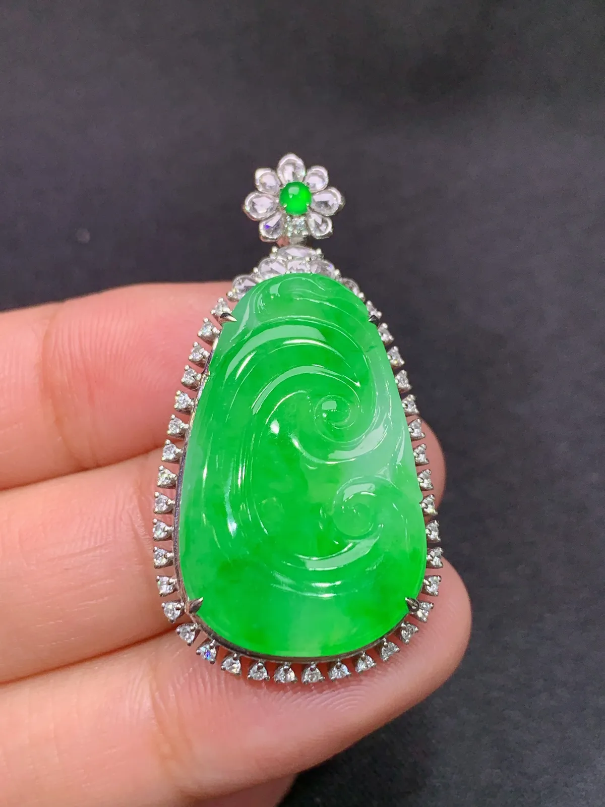 阳绿如意吊坠，18k金镶嵌，冰润色阳，玉质细腻，种水足，Xin 尺寸39.3*21.1*7.6