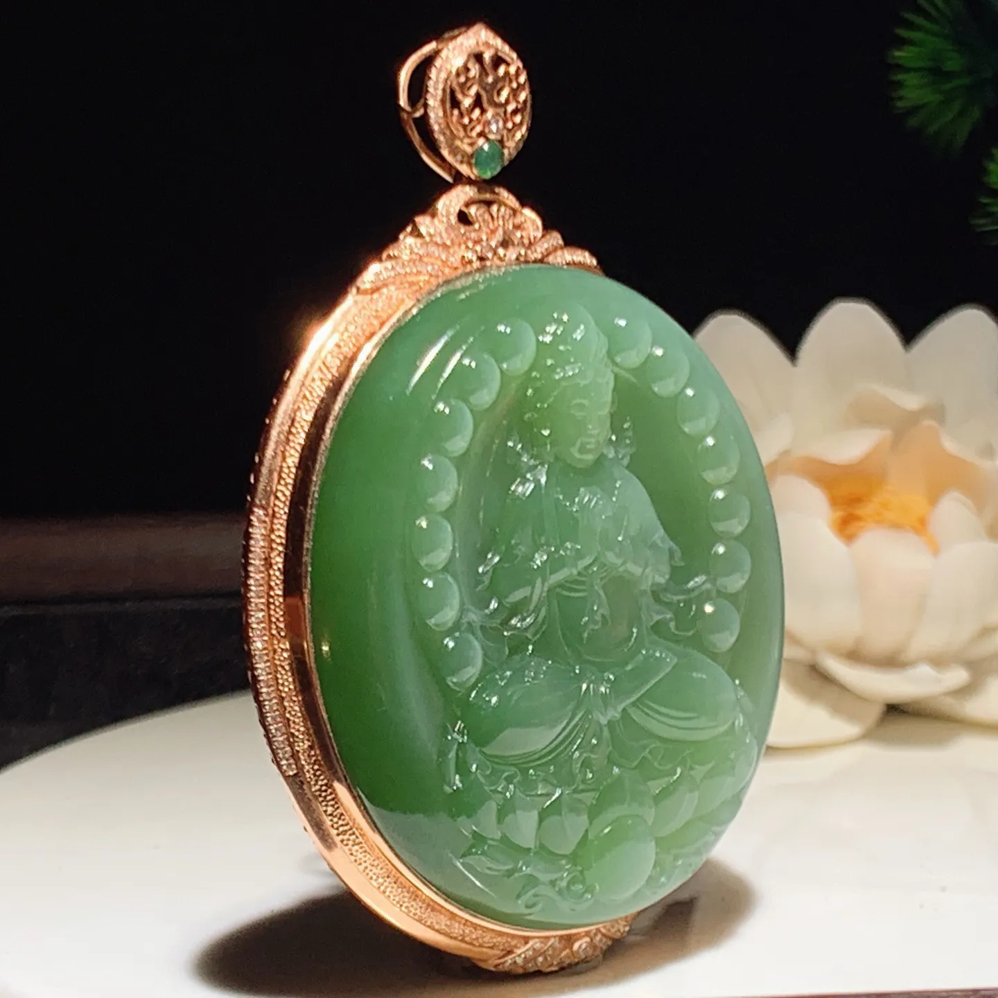 收藏级！和田玉粉绿猫眼俄罗斯碧玉18k金坐莲观音挂件。尺寸51/47/15重68克，玉质细腻油润 底