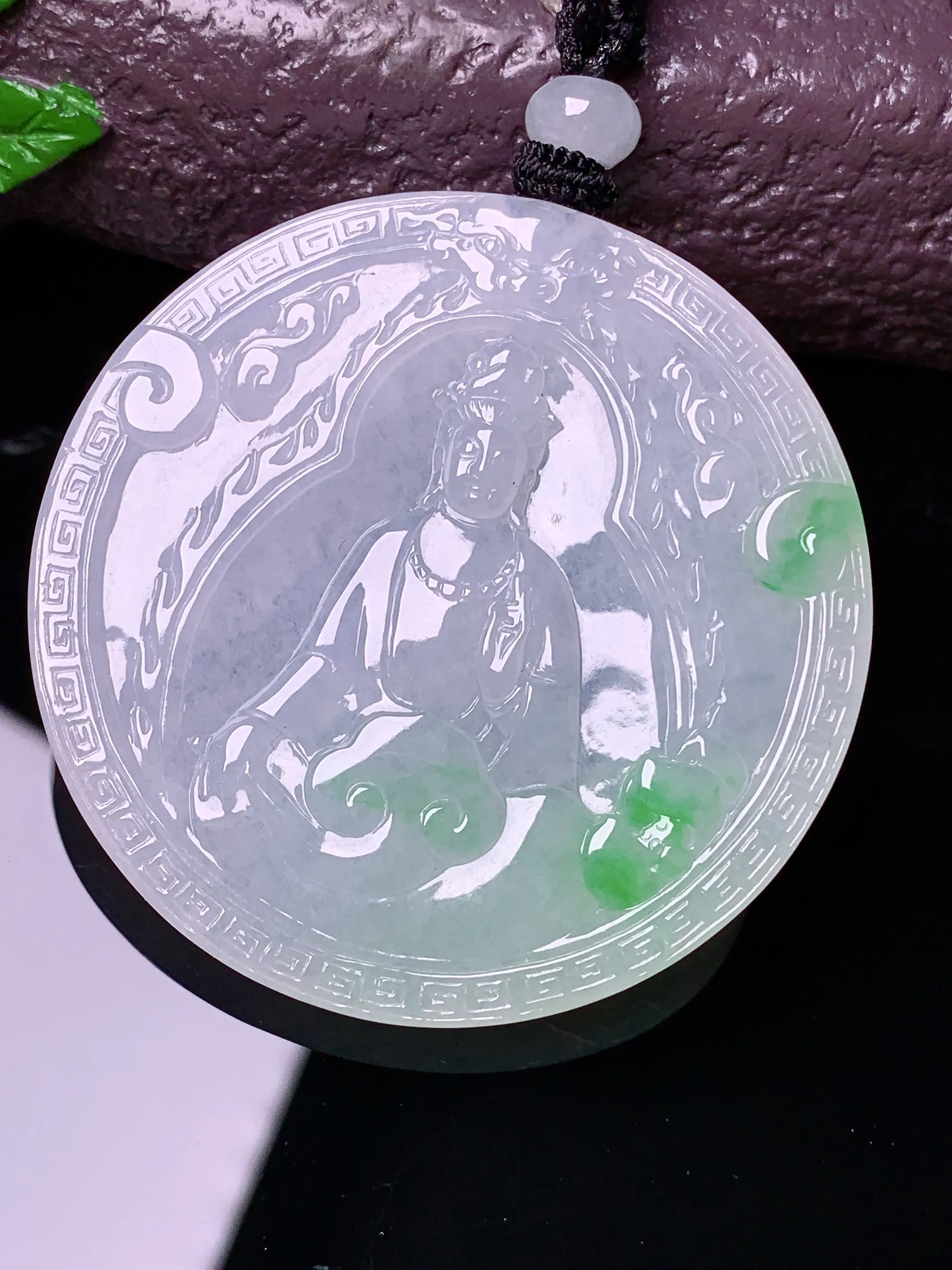 飘绿观音吊坠 玉质细腻 色泽清新艳丽 整体尺寸47.2*5