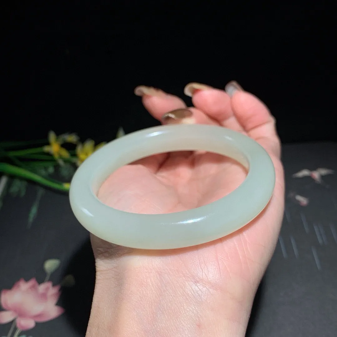 和田玉57.5圈口冰青白手镯！高冰晴水，玉质细腻油润 底色纯净 无裂无杂 脂粉好，品质好！