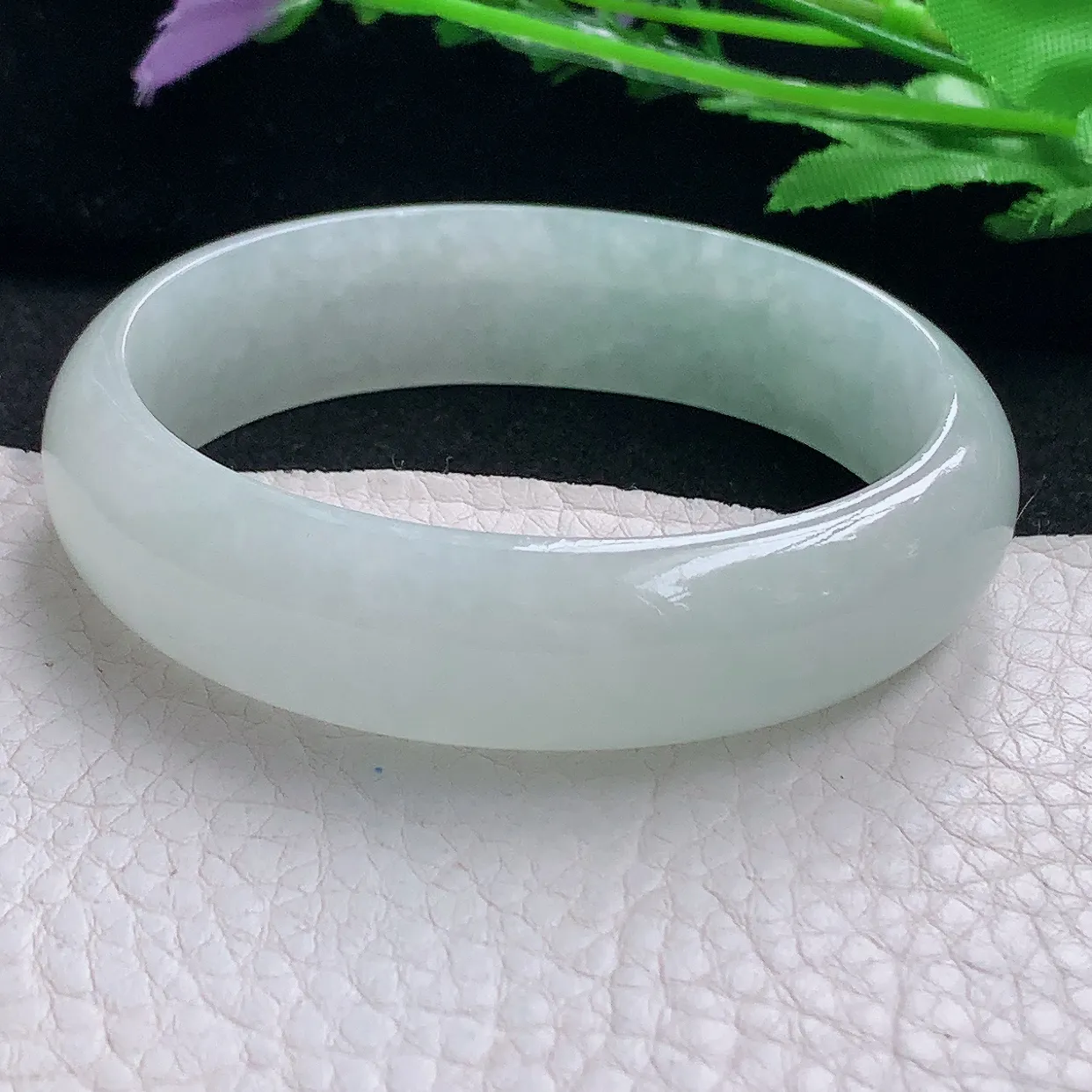 ee自然光56*49*15.5*7轮胎贵妃镯 翡翠A货玉手镯浅绿冰胶秀气玉手环