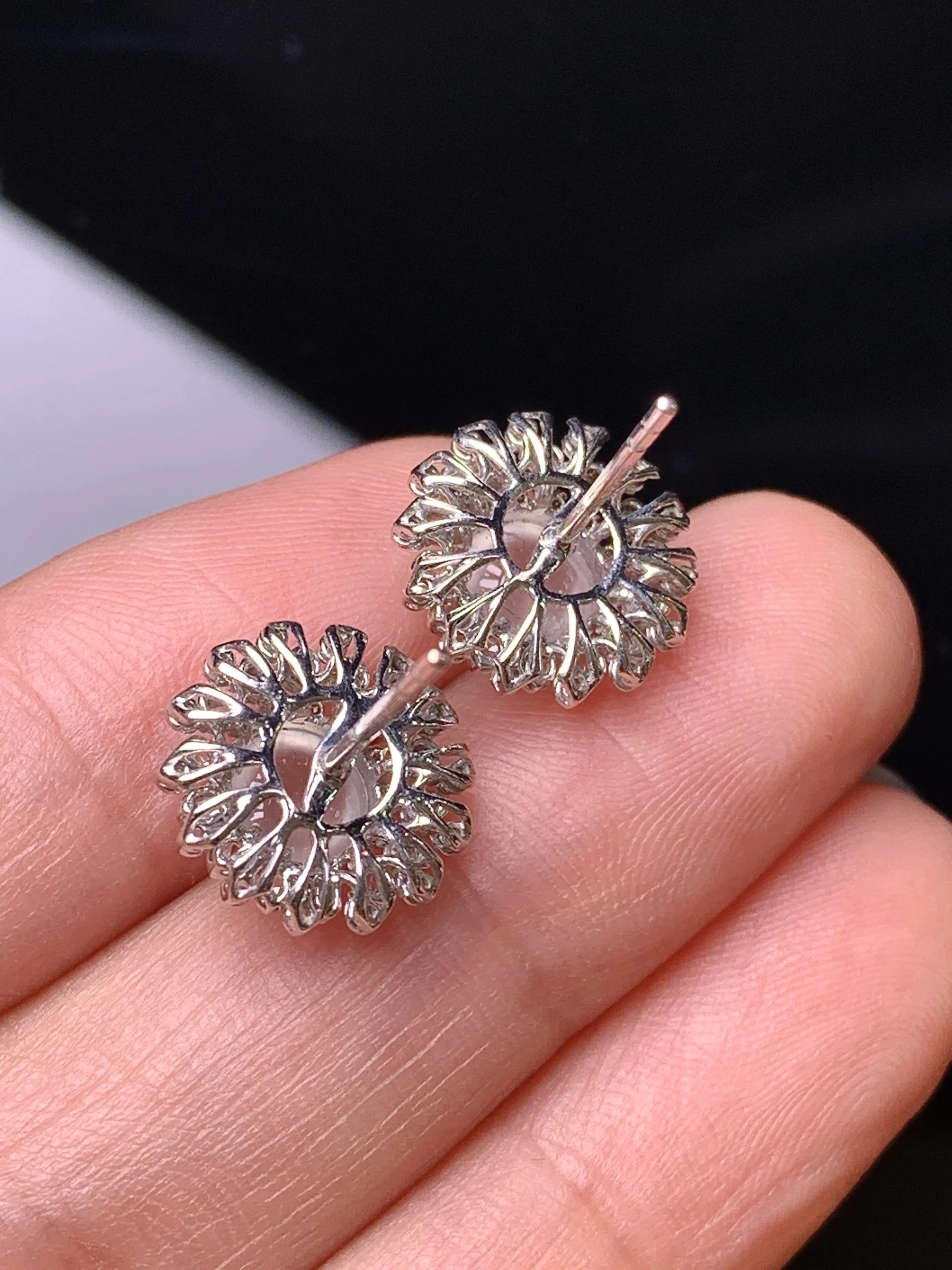 18k金钻镶嵌冰种蛋面耳钉 玉质细腻 色泽清新艳丽 整体尺寸12*7.8