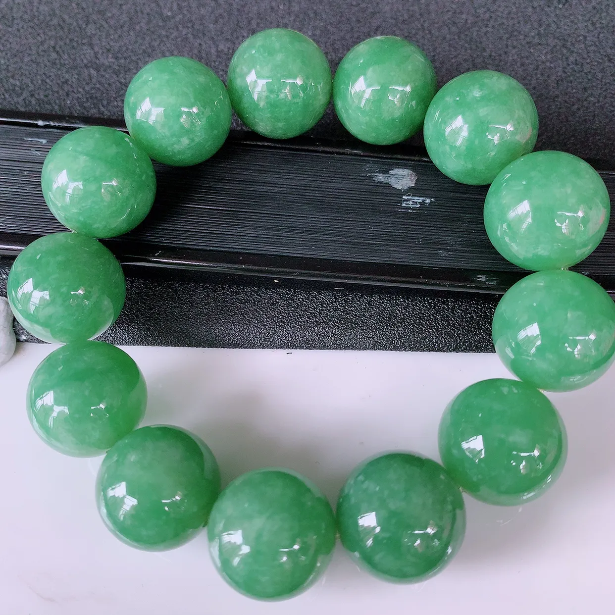 自然光实拍，大颗冰润满绿翡翠手串，圆珠手链，种老水足，冰清玉润  颜色漂亮  #060取一尺寸17.6mm