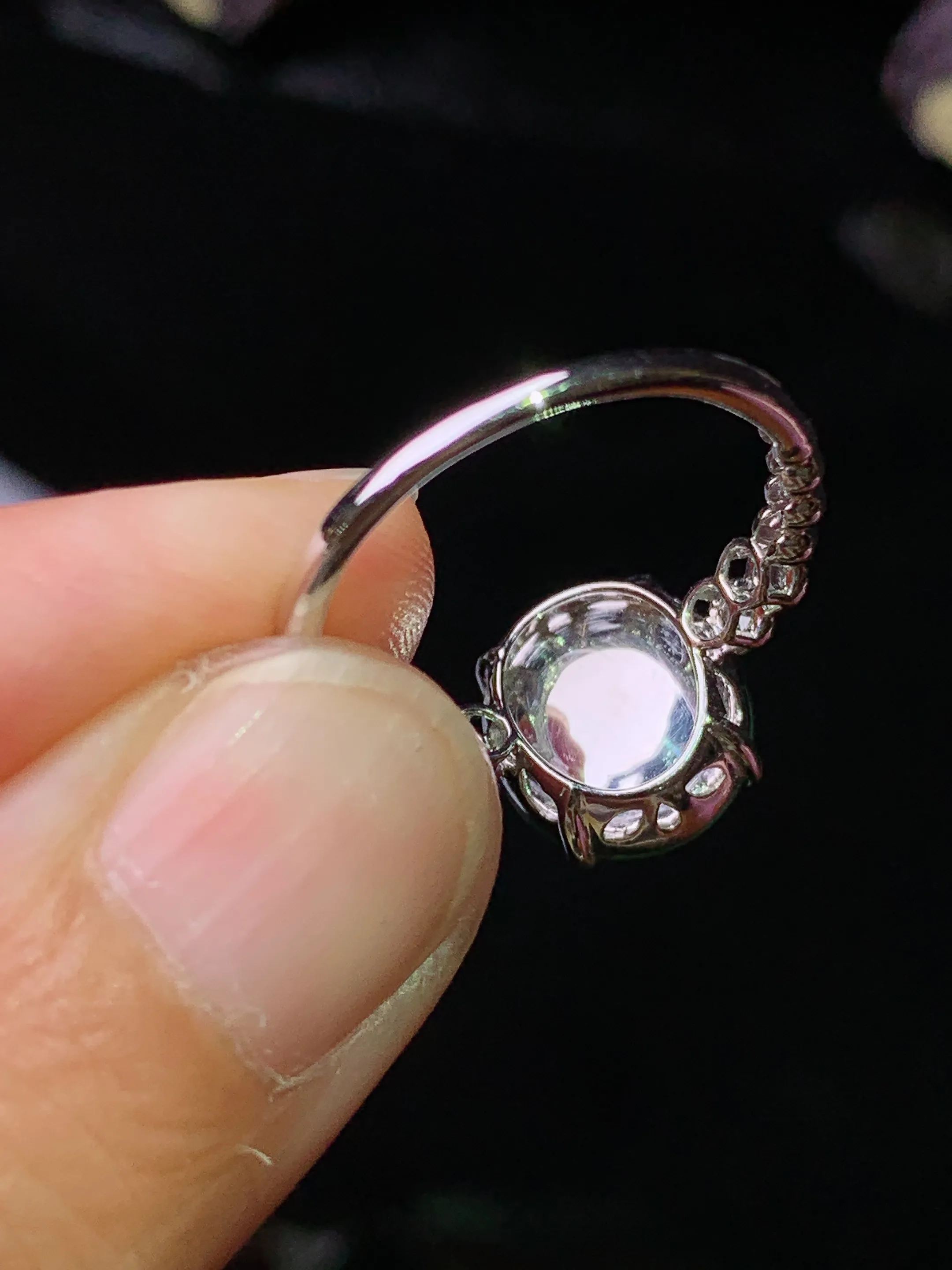 18k金钻镶嵌翠绿蛋面戒指 玉质细腻 色泽清新艳丽 圈口13 裸石尺寸10.6*9.7*4.8