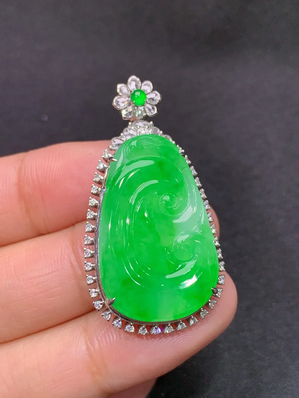 阳绿如意吊坠，18k金镶嵌，冰润色阳，玉质细腻，种水足，Xin 尺寸39.3*21.1*7.6