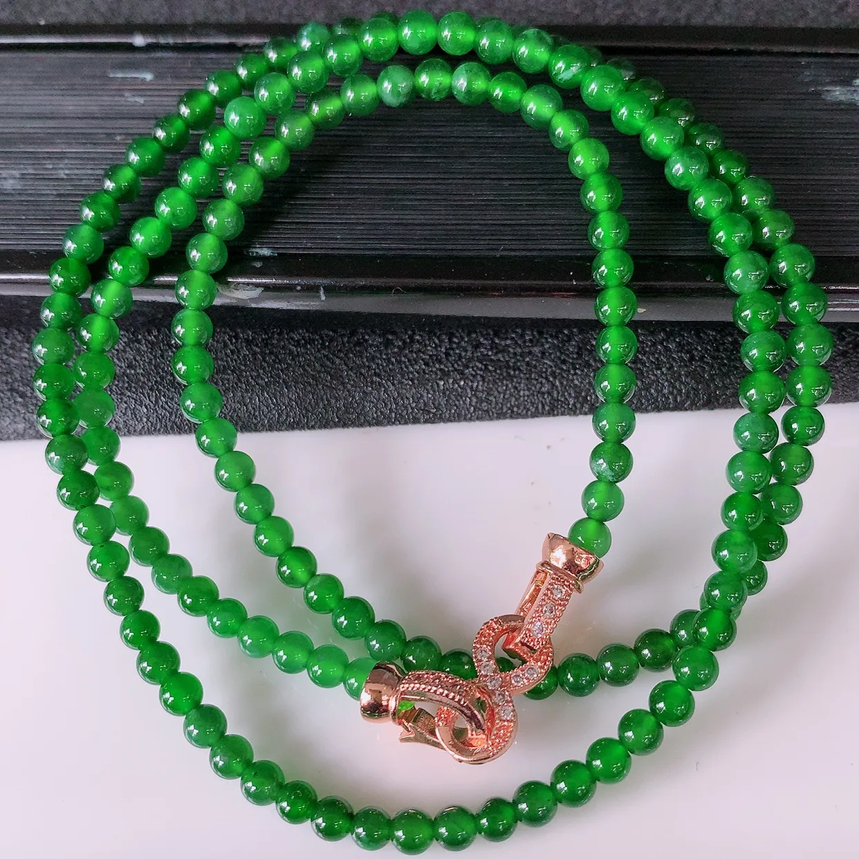 自然光实拍，冰种满绿翡翠珠链，颜色丰富，料子细腻，高档大气，自戴送礼佳品！#001.1取一尺寸3.9mm