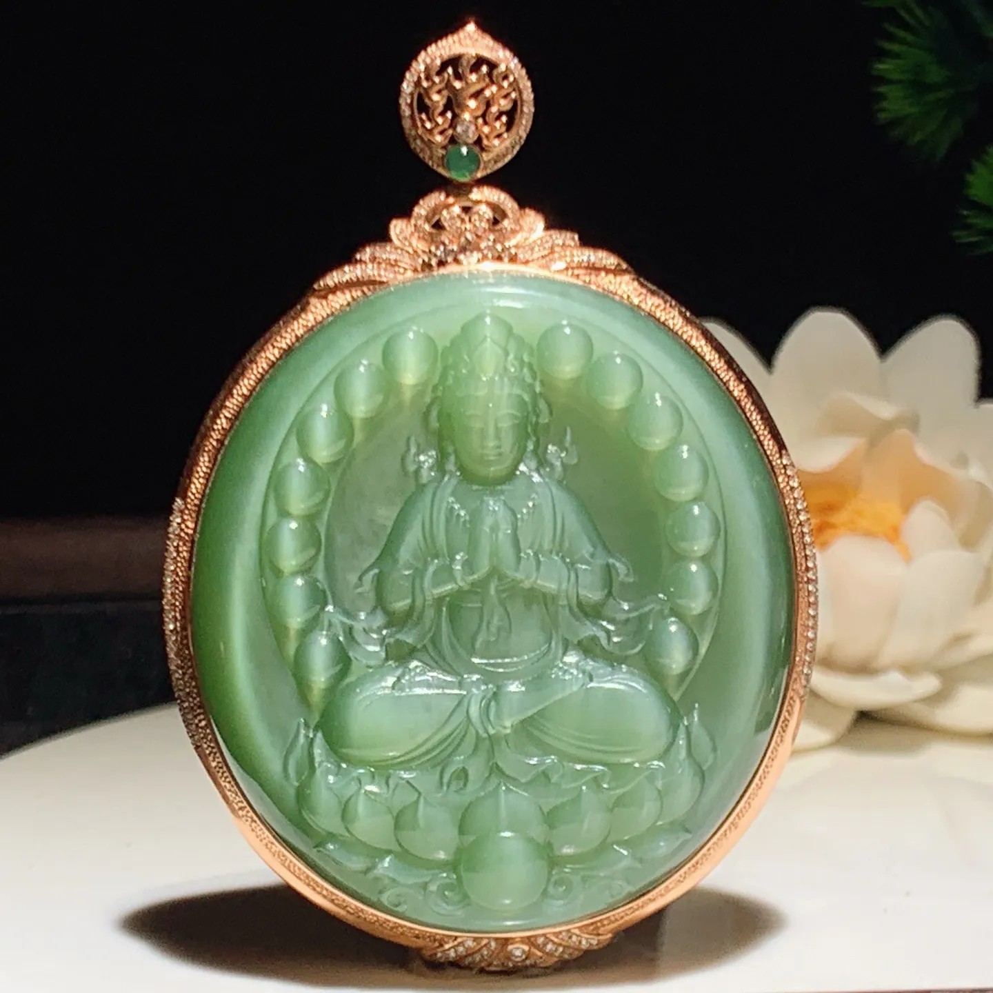 收藏级！和田玉粉绿猫眼俄罗斯碧玉18k金坐莲观音挂件。尺寸51/47/15重68克，玉质细腻油润 底色纯净 脂粉好，品质好！lt251223