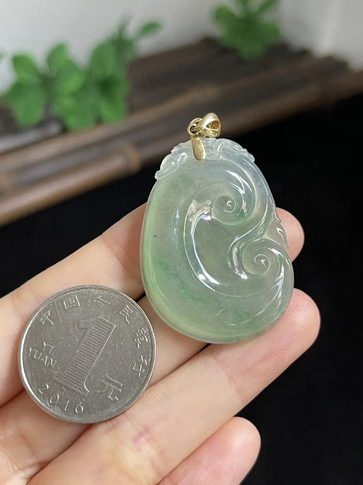 翡翠冰糯种淡绿色如意，印记：G18K