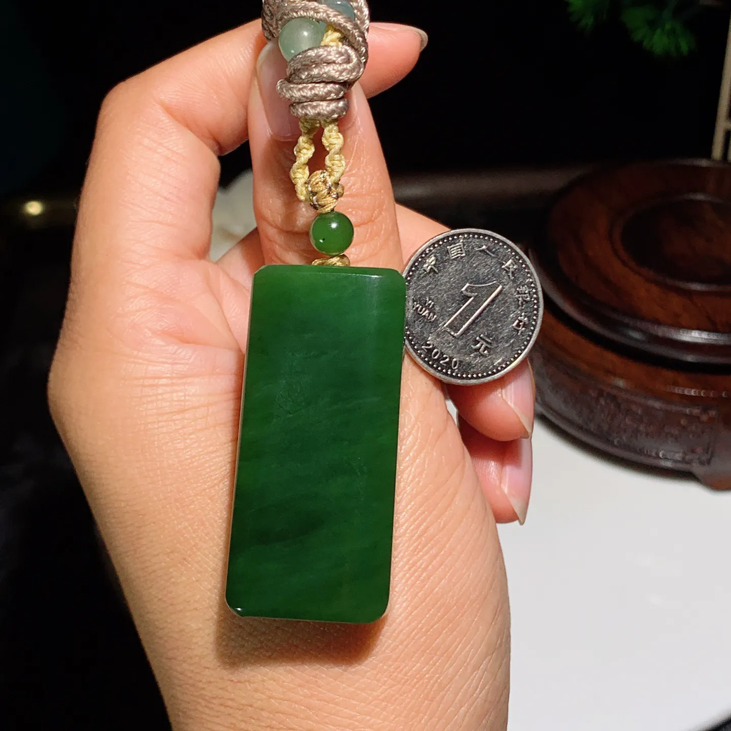 和田玉阳绿俄罗斯碧玉平安无事牌挂件 尺寸46/21/10重30.6克，玉质细腻油润 底色纯净 脂粉好，品质好！lt251223