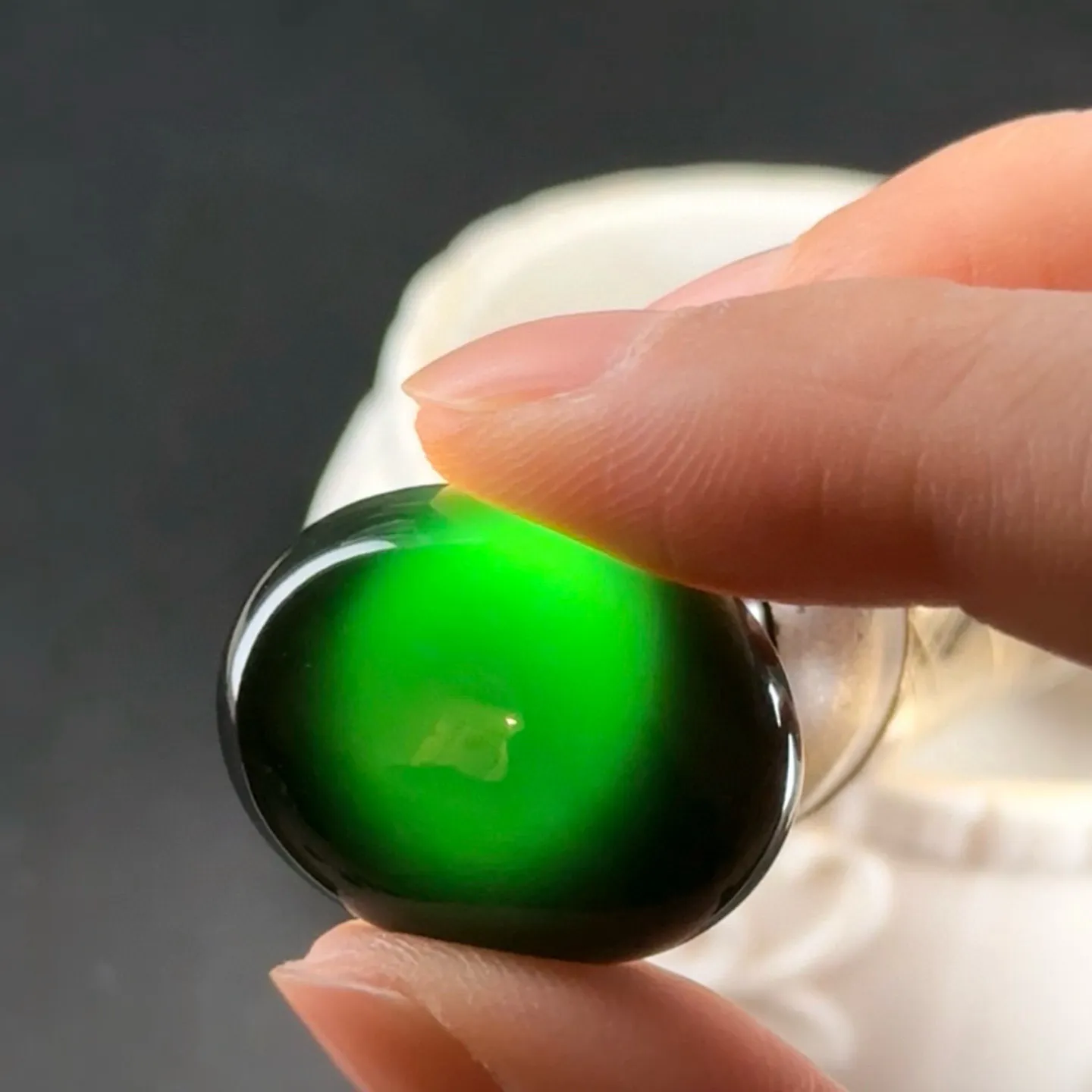 墨翠蛋面裸石 种好色正 黑度极好 打灯通透 油性十足 尺寸25.3