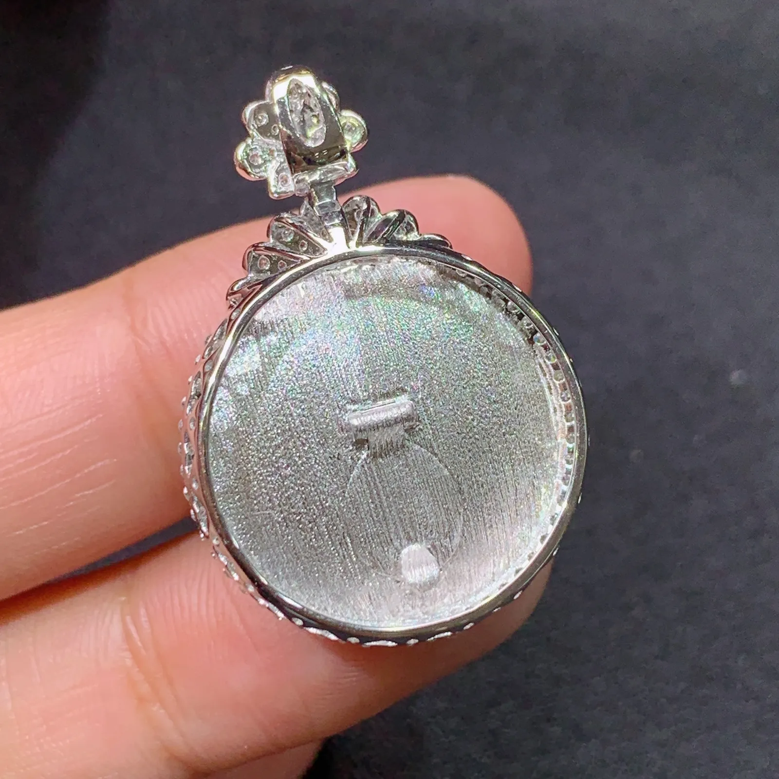 飘绿平安扣吊坠，18k金镶嵌，色泽鲜阳，冰润细腻，种水足，Xj 尺寸30.3*20.8*9