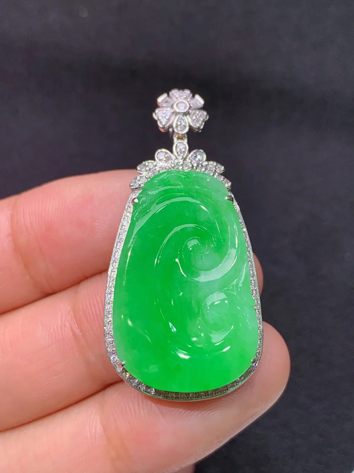 翠绿如意吊坠，18k金镶嵌，色泽鲜阳，冰润细腻，种水足，Xj 尺寸38.4*19*6.5