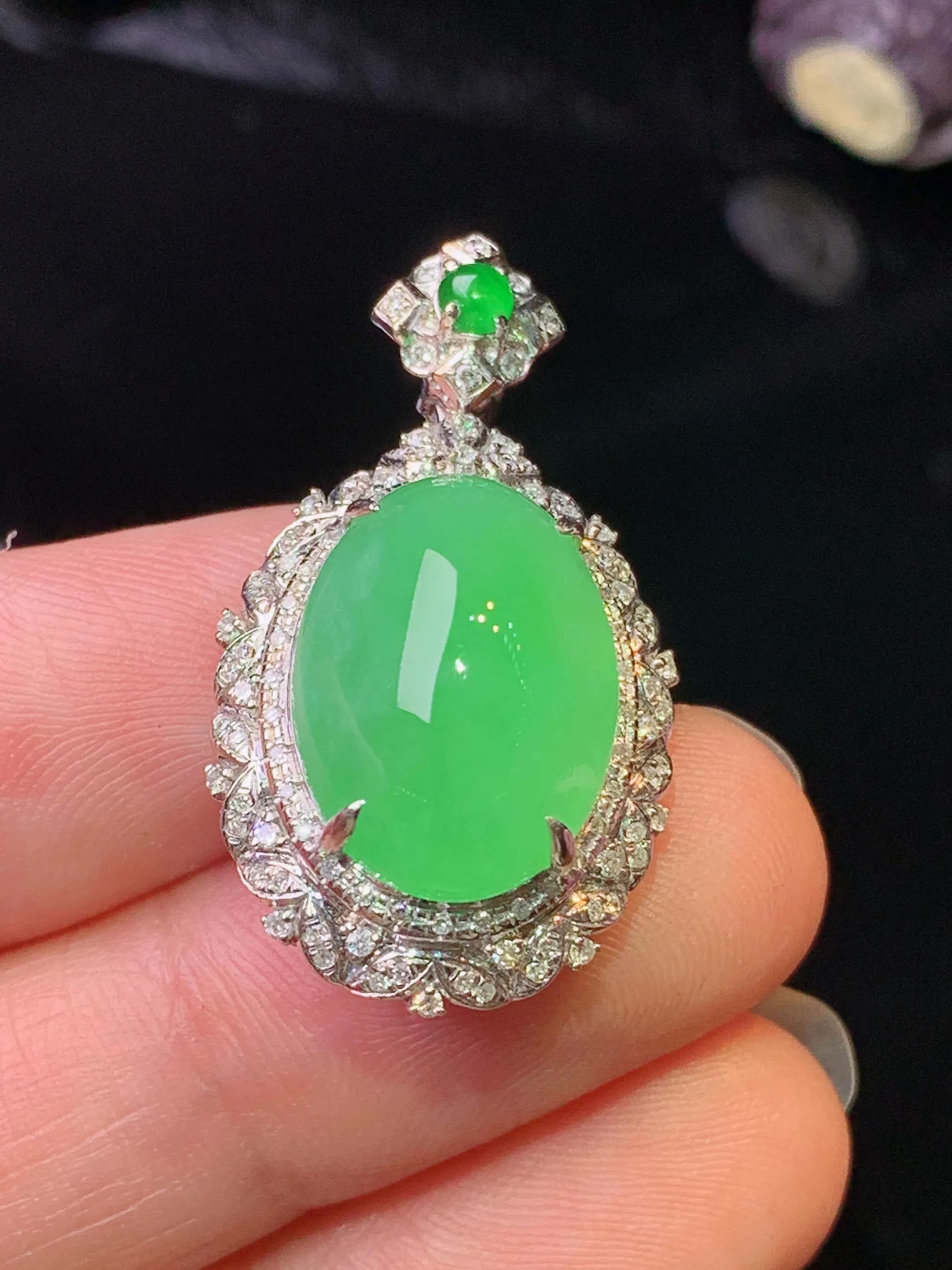 18k金钻镶嵌翠绿蛋面吊坠 玉质细腻 色泽清新艳丽 整体尺寸31*17*11.8