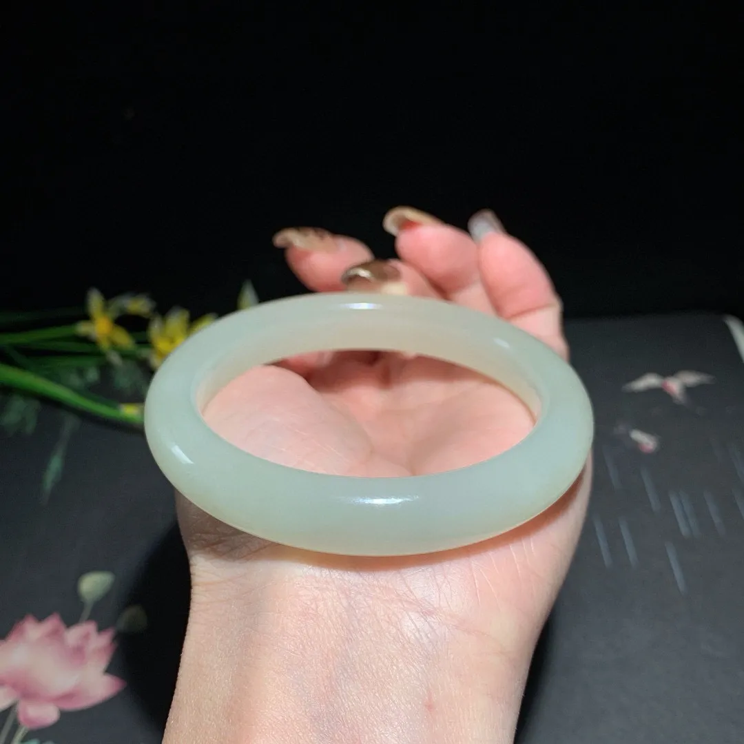 和田玉57.5圈口冰青白手镯！高冰晴水，玉质细腻油润 底色纯净 无裂无杂 脂粉好，品质好！