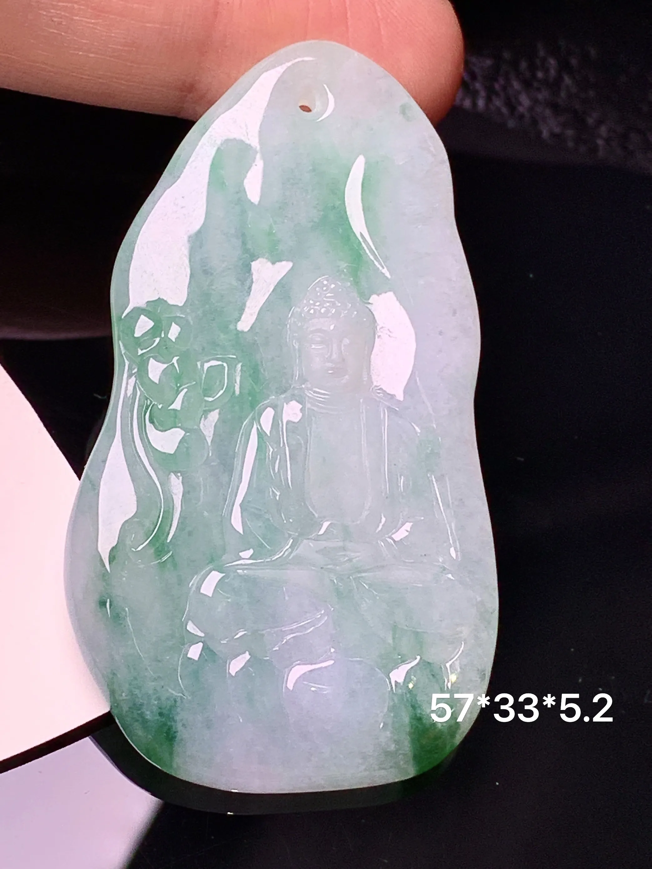 飘绿大日如来佛祖吊坠 玉质细腻 色泽清新艳丽 整体尺寸57*33*5.2