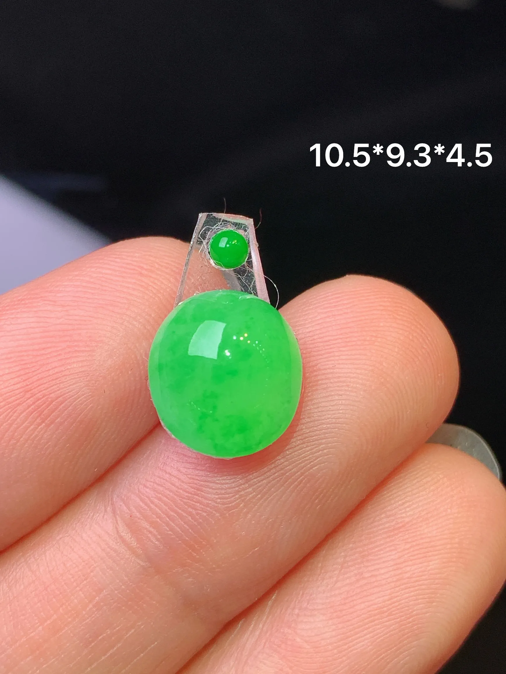 镶嵌 款满绿蛋面吊坠 玉质细腻 色泽清新艳丽 整体尺寸10.5*9.3*4.5