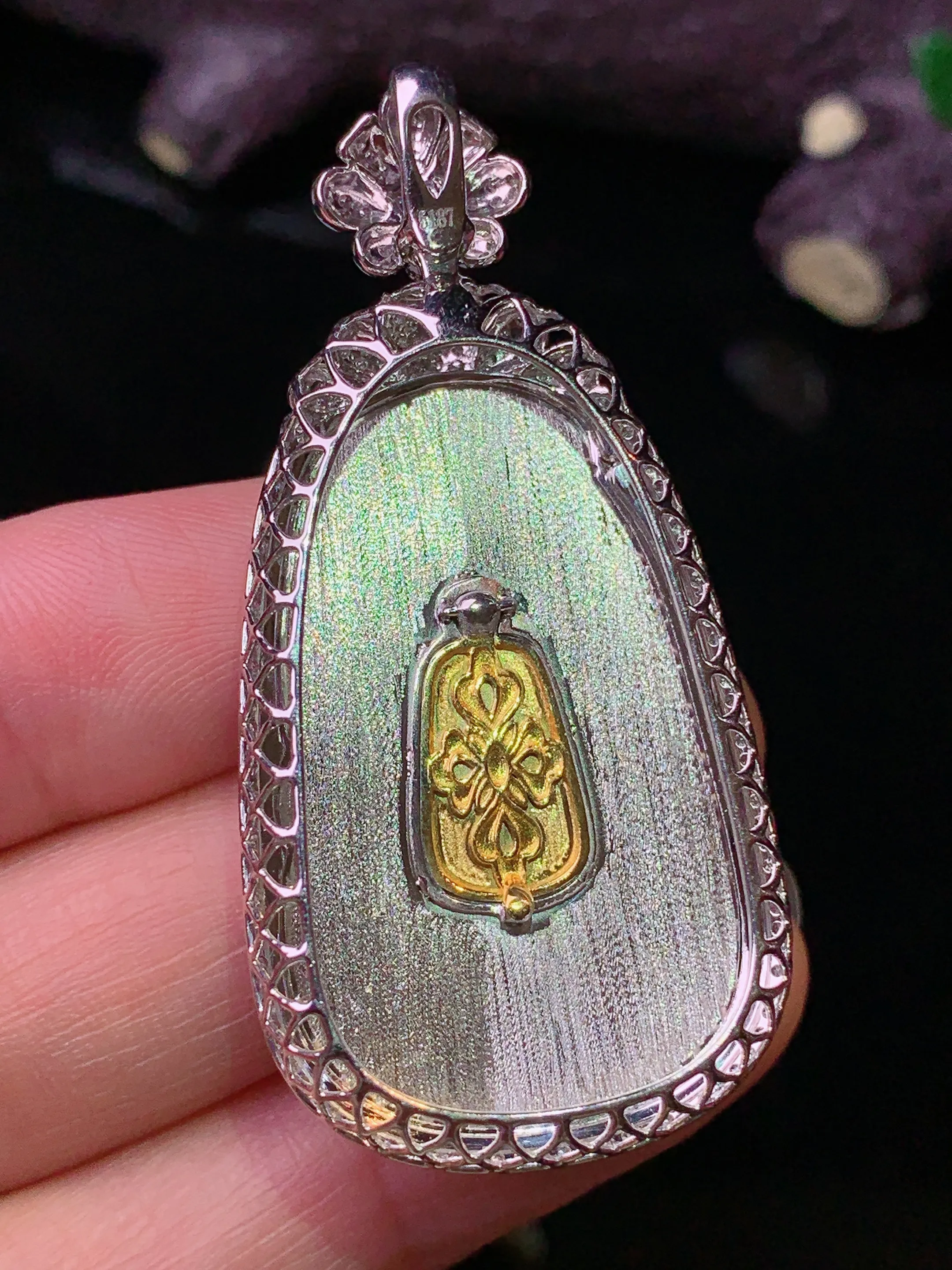 18k金钻镶嵌翠绿如意吊坠 玉质细腻 色泽清新艳丽 整体尺寸49.2*24*9.2