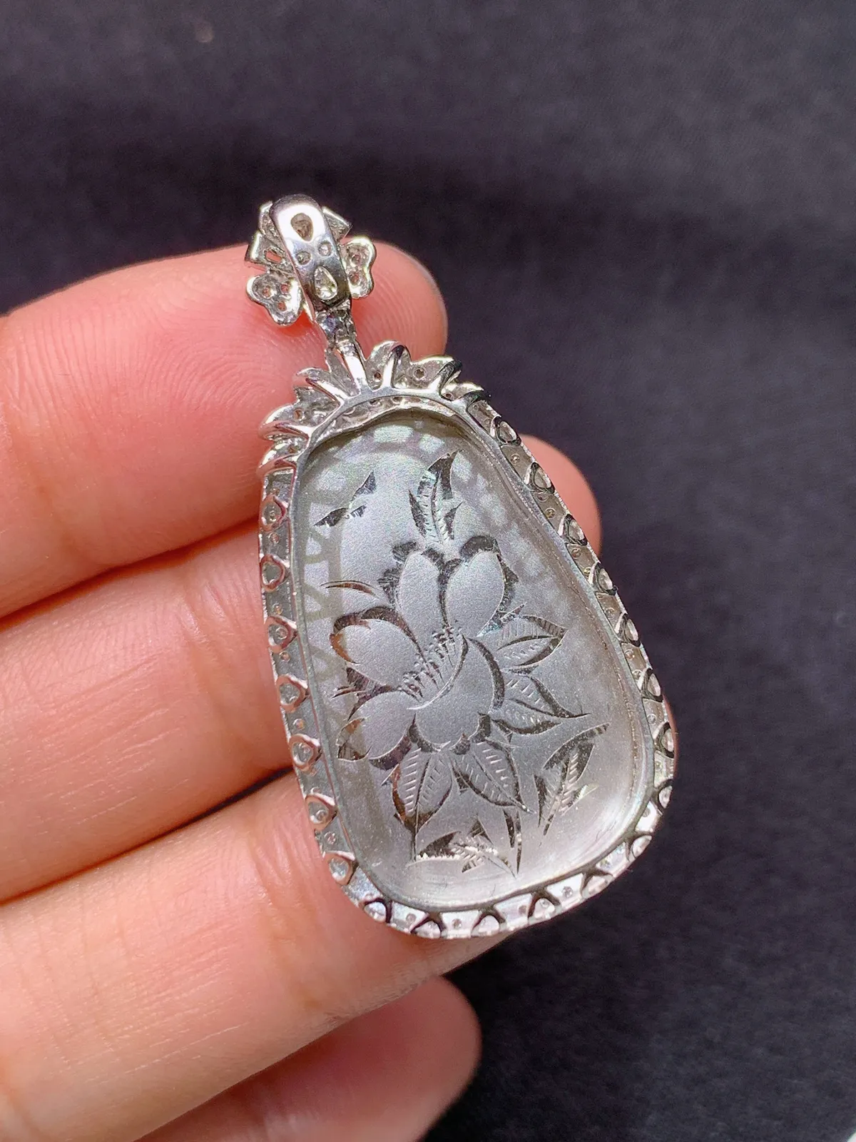 翠绿如意吊坠，18k金镶嵌，色泽鲜阳，冰润细腻，种水足，Xj 尺寸38.4*19*6.5