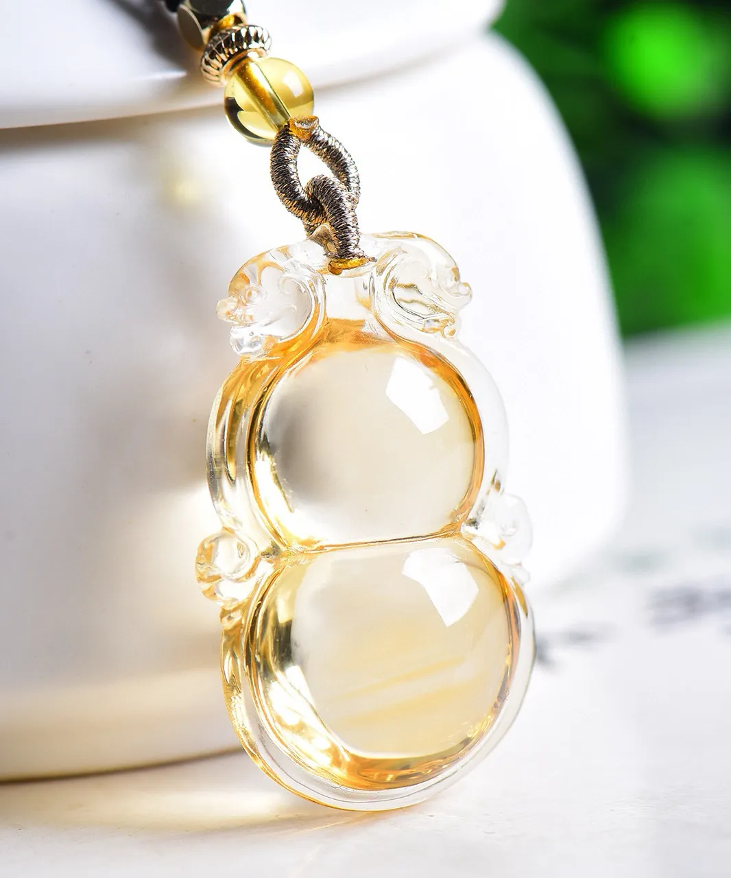 天然巴西黄水晶葫芦毛衣链晶莹剔透，雕工精美，造型饱满圆润，葫芦寓意福寿双至规格：35.7，23，13.4mm，总：13.6克。