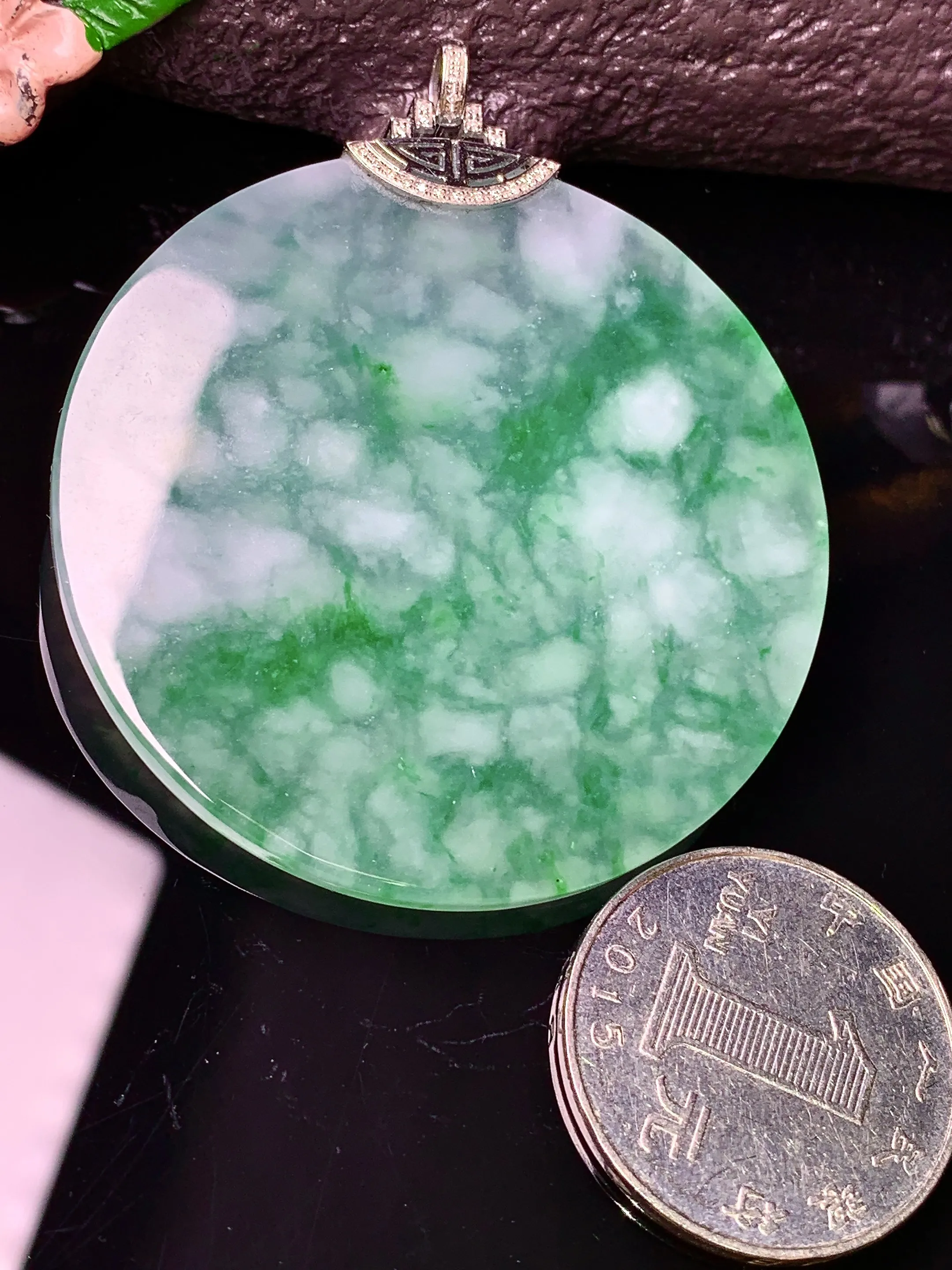 18k金镶嵌飘绿圆牌吊坠 玉质细腻 色泽清新艳丽 整体尺寸57*48.7*3.6