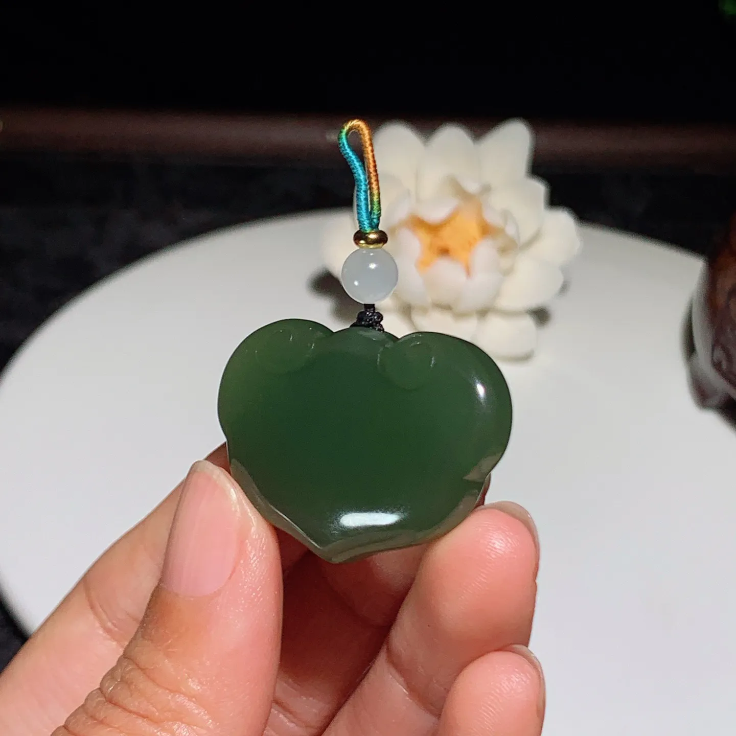 和田玉湖水绿平安如意锁挂件 尺寸27/37/10重16.3克，玉质细腻油润 底色纯净 脂粉好，品质好