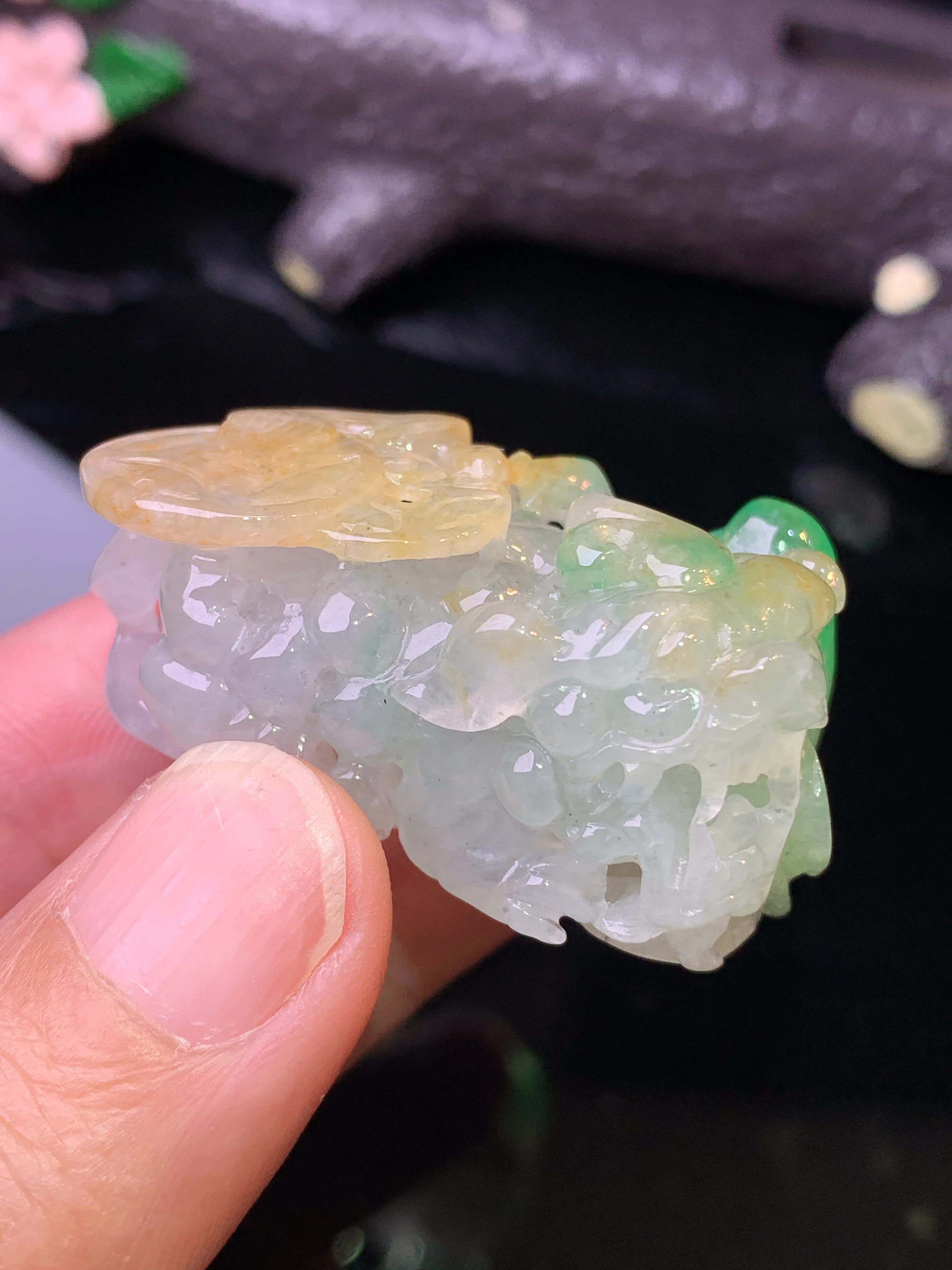 飘黄绿貔貅吊坠 玉质细腻 色泽清新艳丽 整体尺寸38.8*20.3*19.2