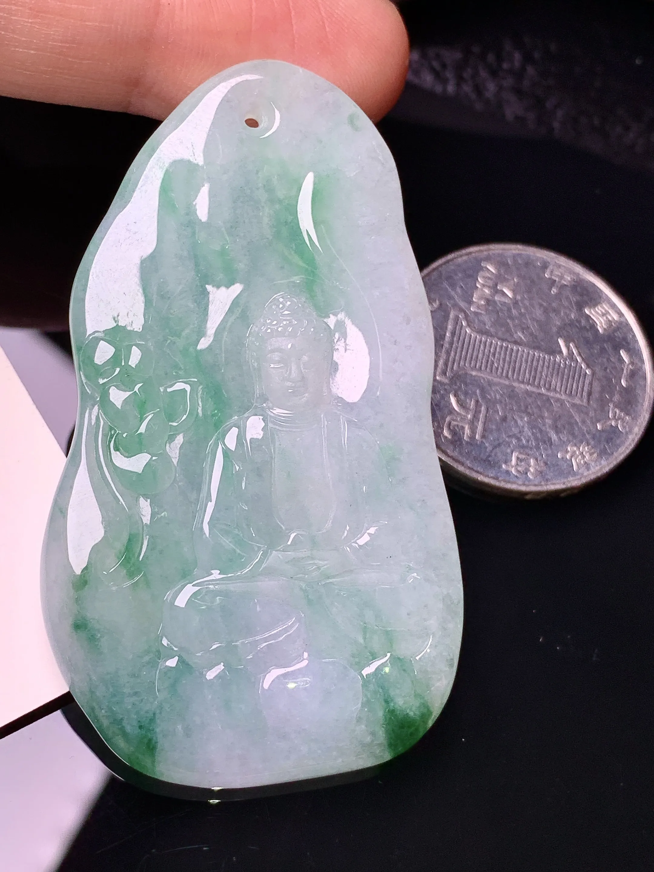 飘绿大日如来佛祖吊坠 玉质细腻 色泽清新艳丽 整体尺寸57*33*5.2